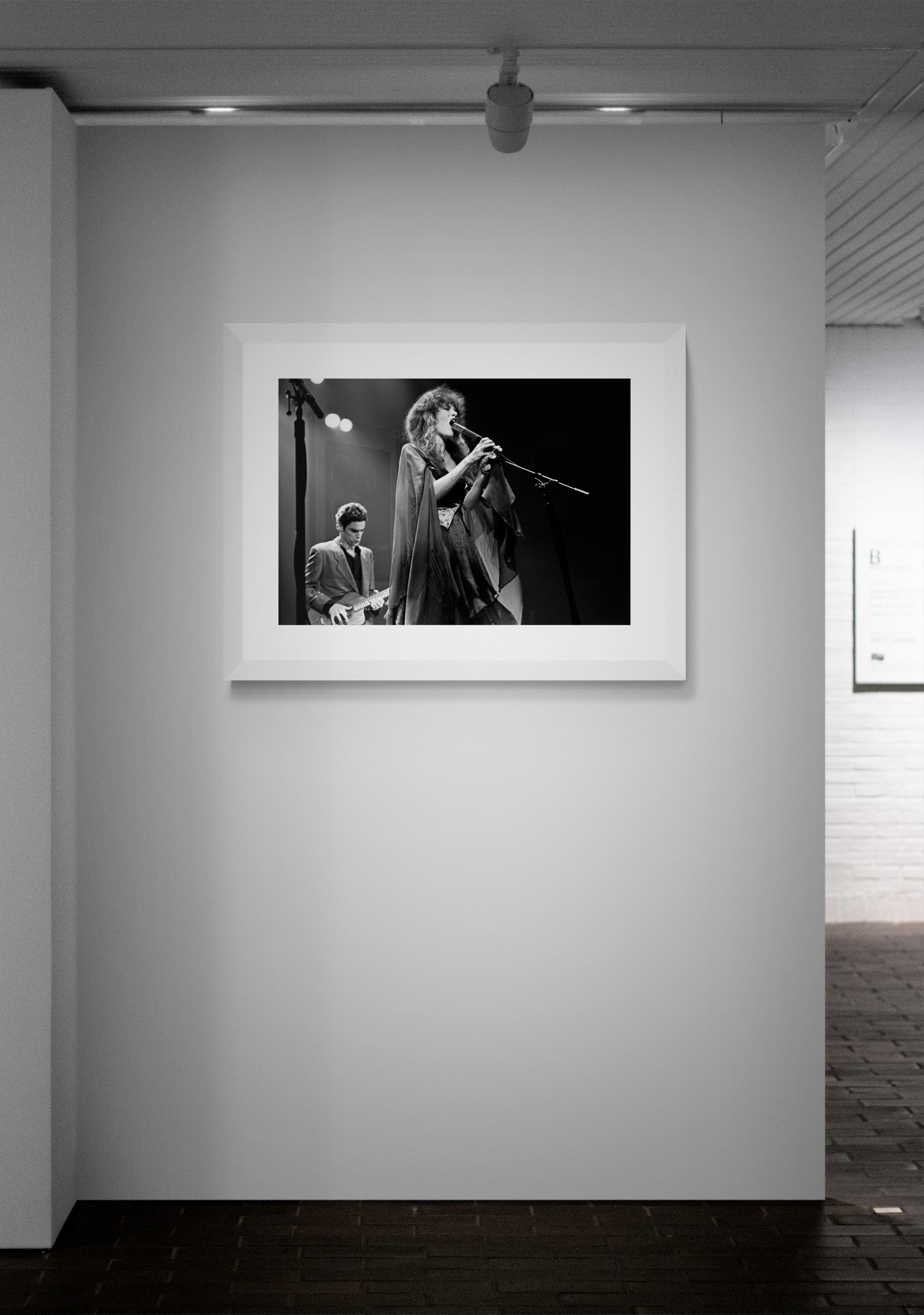 Stevie Nicks #6 (Schwarz), Black and White Photograph, von Richard E. Aaron