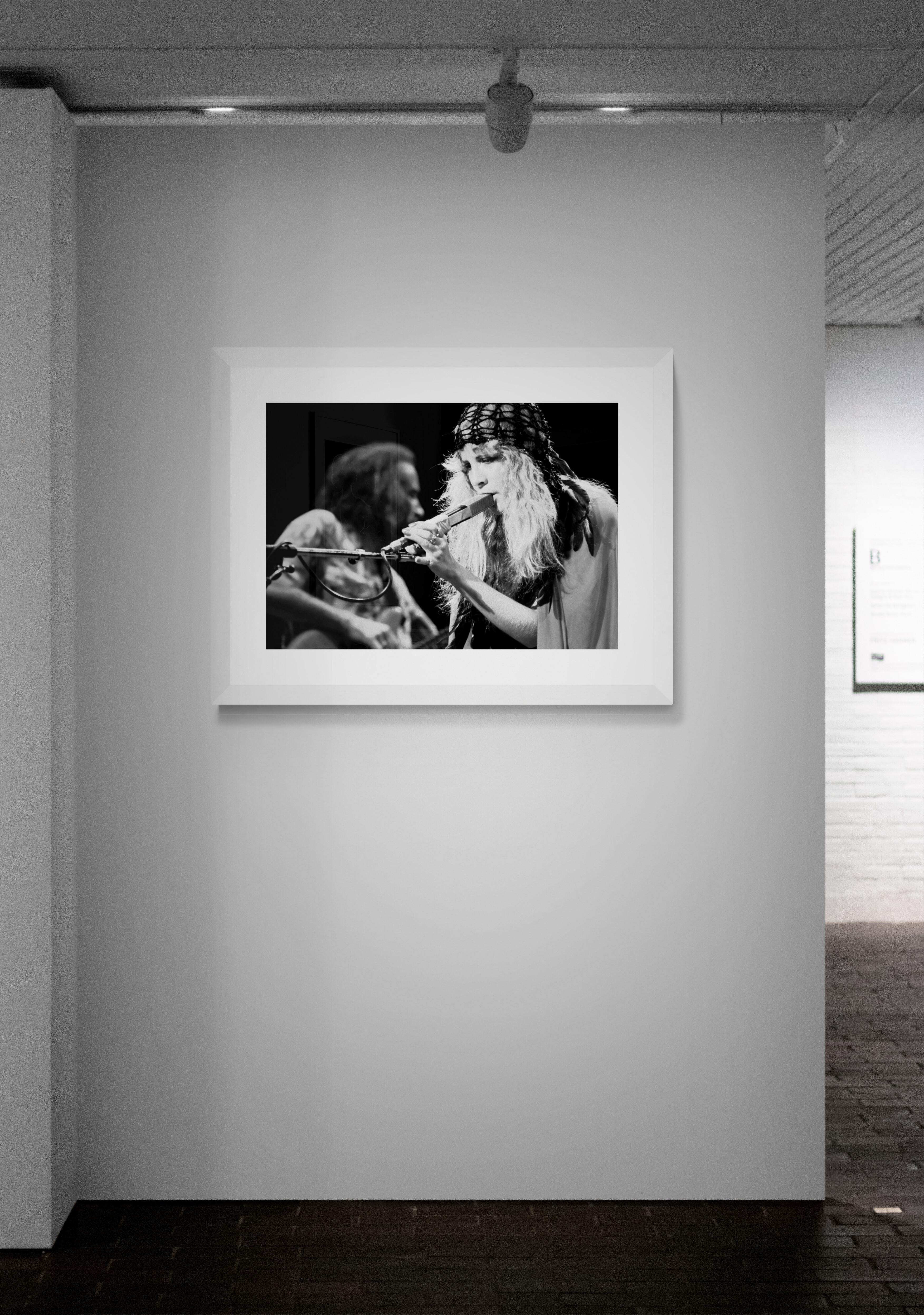 Stevie Nicks #7 (Schwarz), Black and White Photograph, von Richard E. Aaron