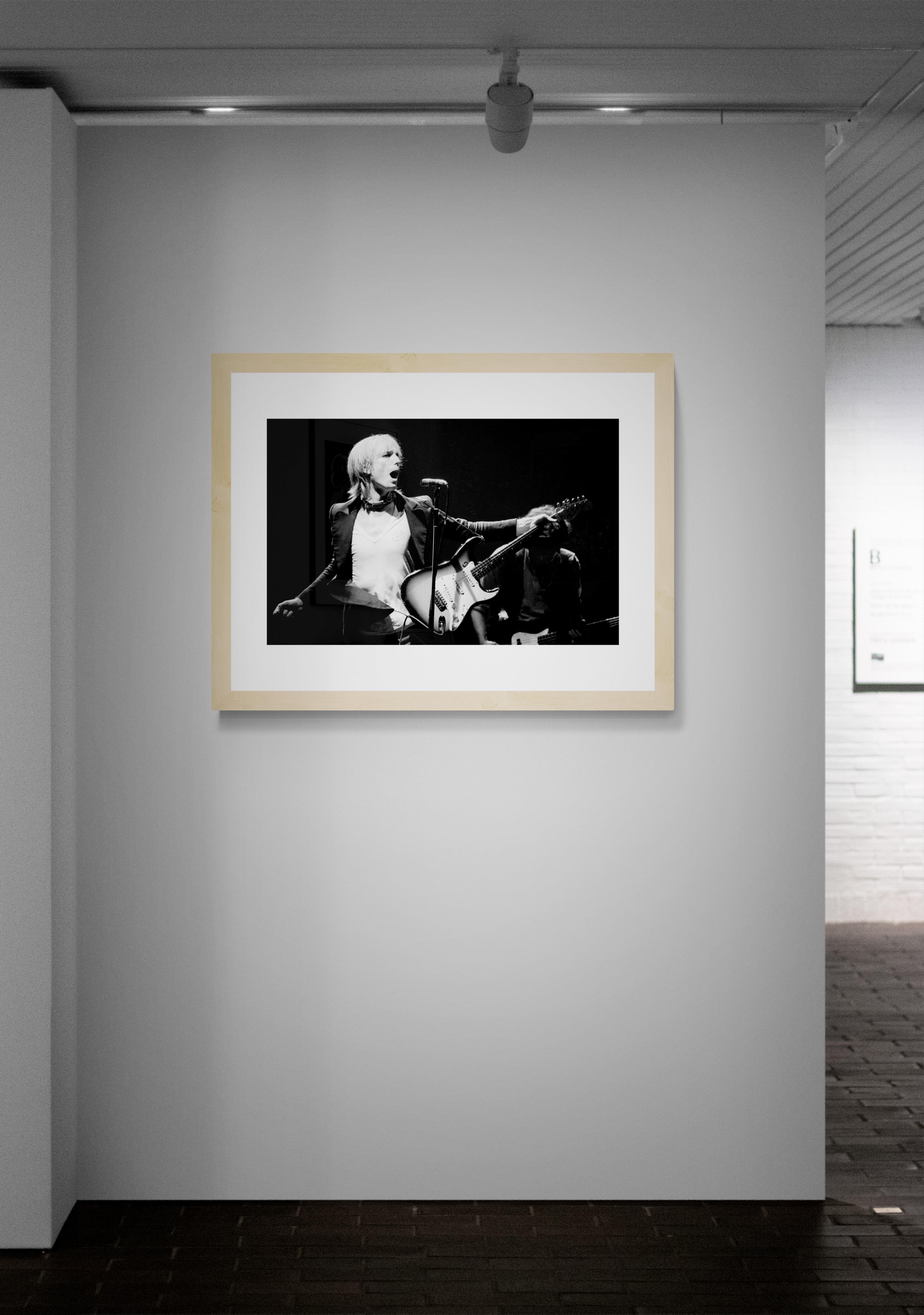 Titolo: Tom Petty #13
Artista: Richard E. Aaron
Edizione Estate: Numerato a mano con marchio di proprietà a margine, timbro di firma sul verso, stampa a pigmenti d'archivio su carta Hahnemühle Photo Rag Pearl, carta per belle arti in cotone al 100%.