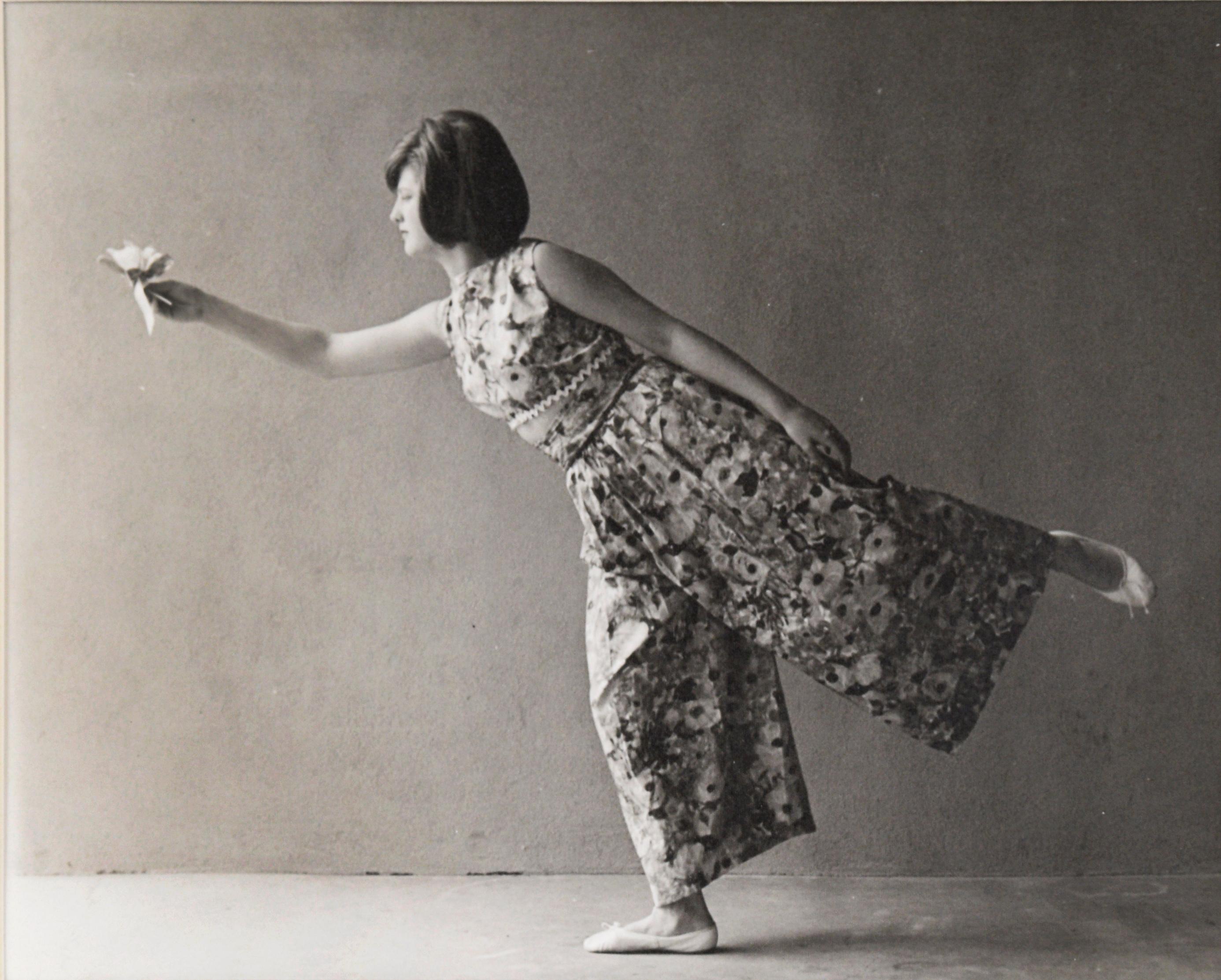 Frau in Ballettpose, die eine Blume hält - San Francisco Richard Edwards im Angebot 1
