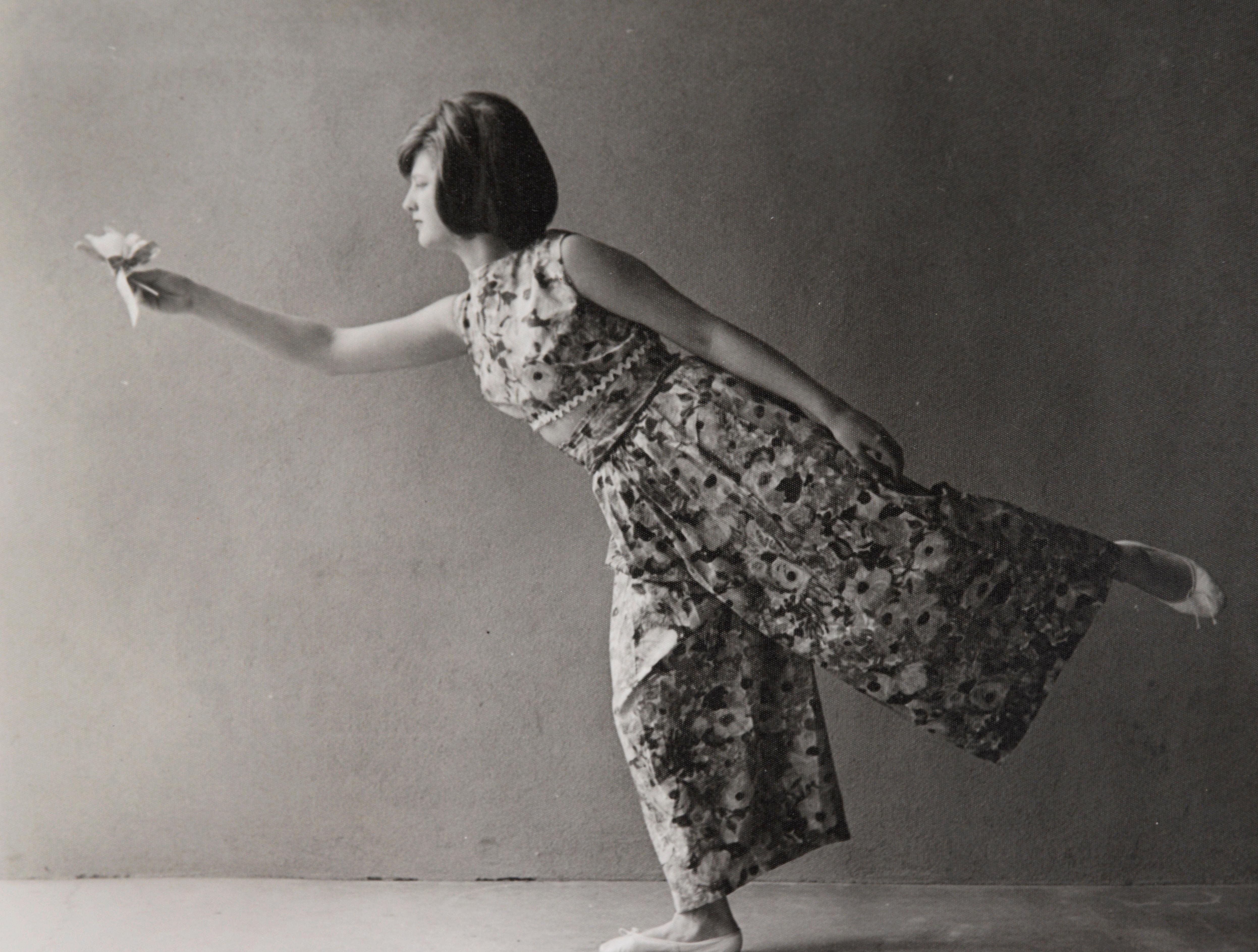 Frau in Ballettpose, die eine Blume hält - San Francisco Richard Edwards im Angebot 2