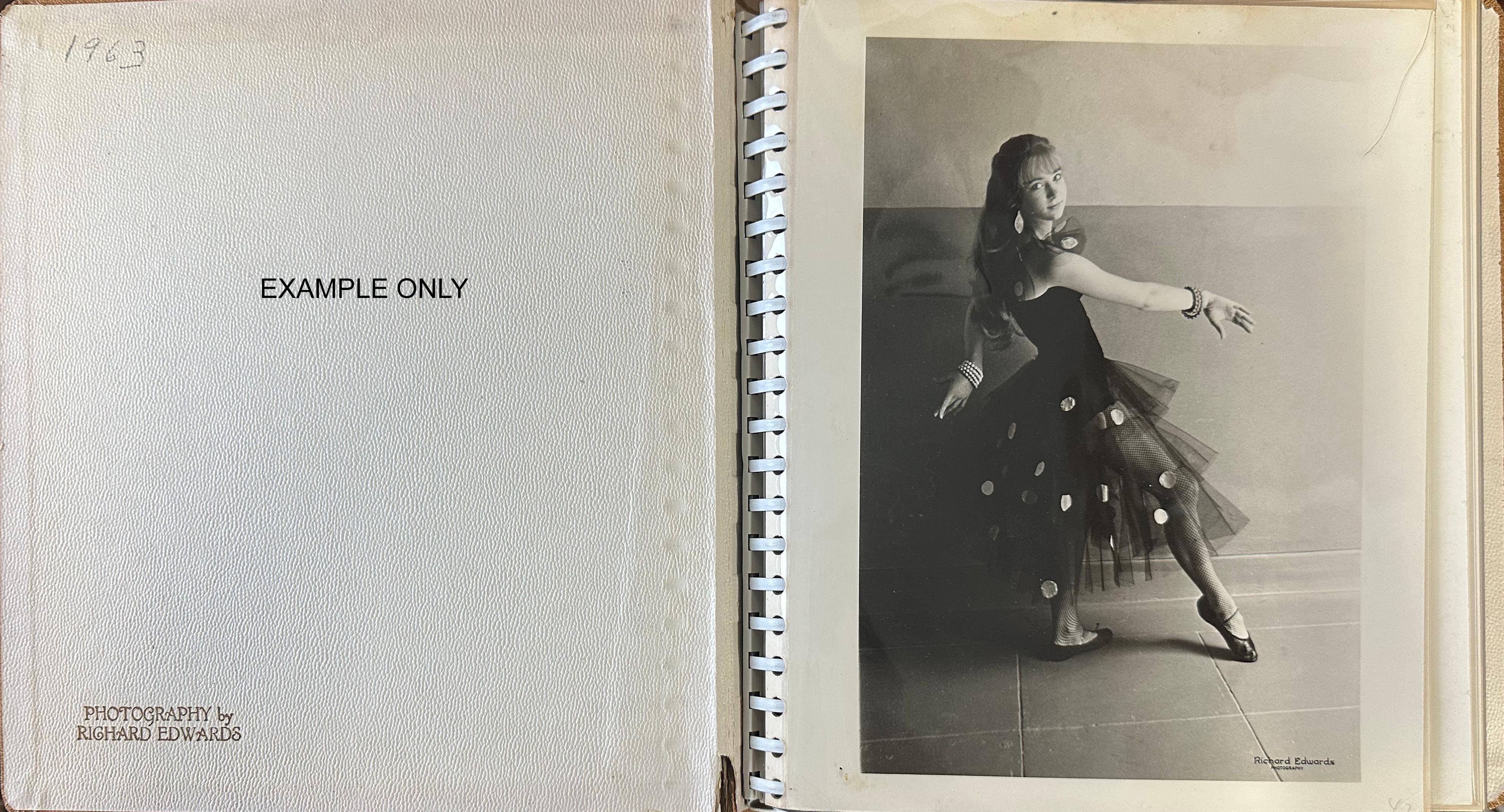 Frau in Ballettpose, die eine Blume hält - San Francisco Richard Edwards im Angebot 3