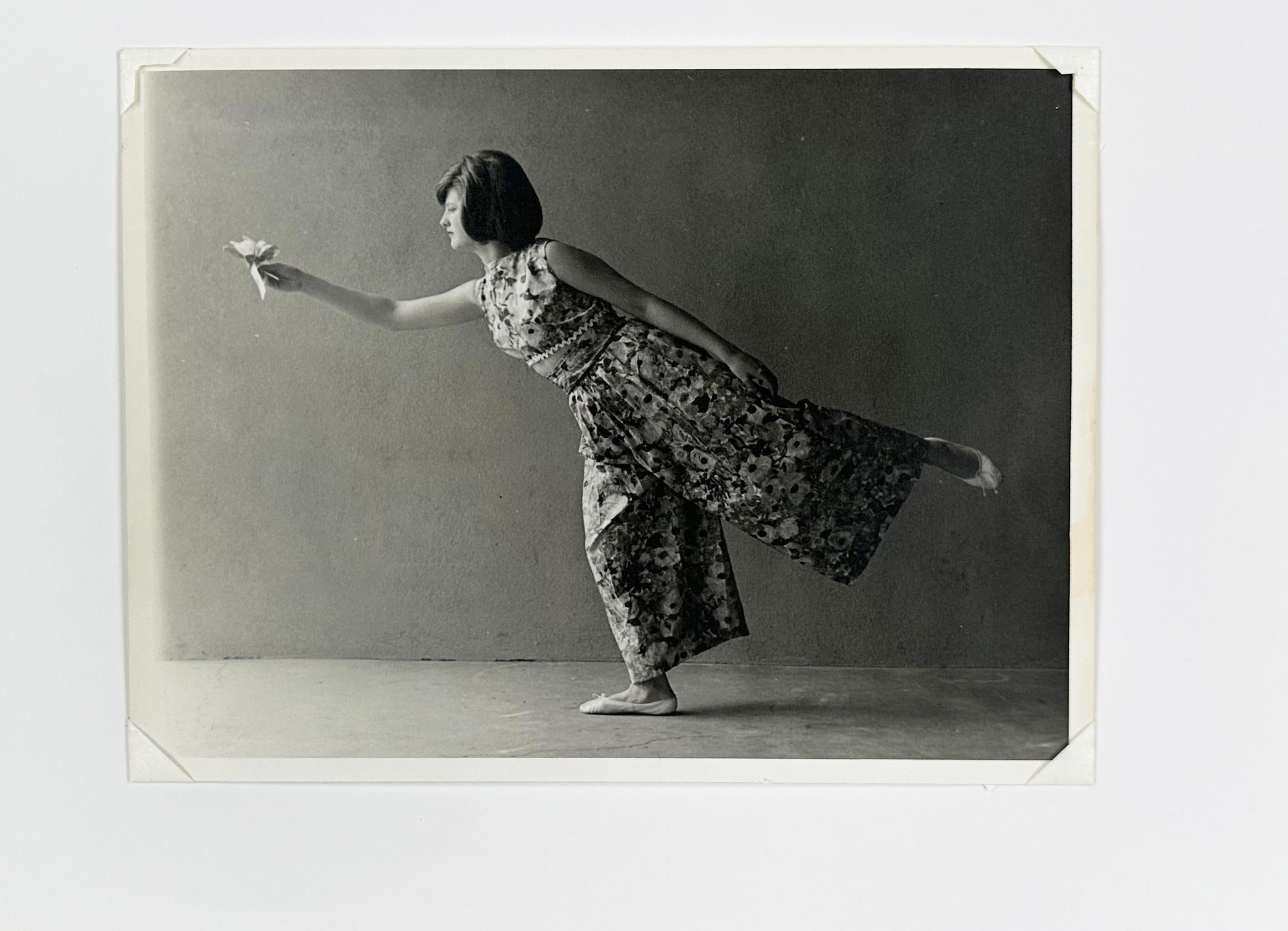 Frau in Ballettpose, die eine Blume hält - San Francisco Richard Edwards im Angebot 5