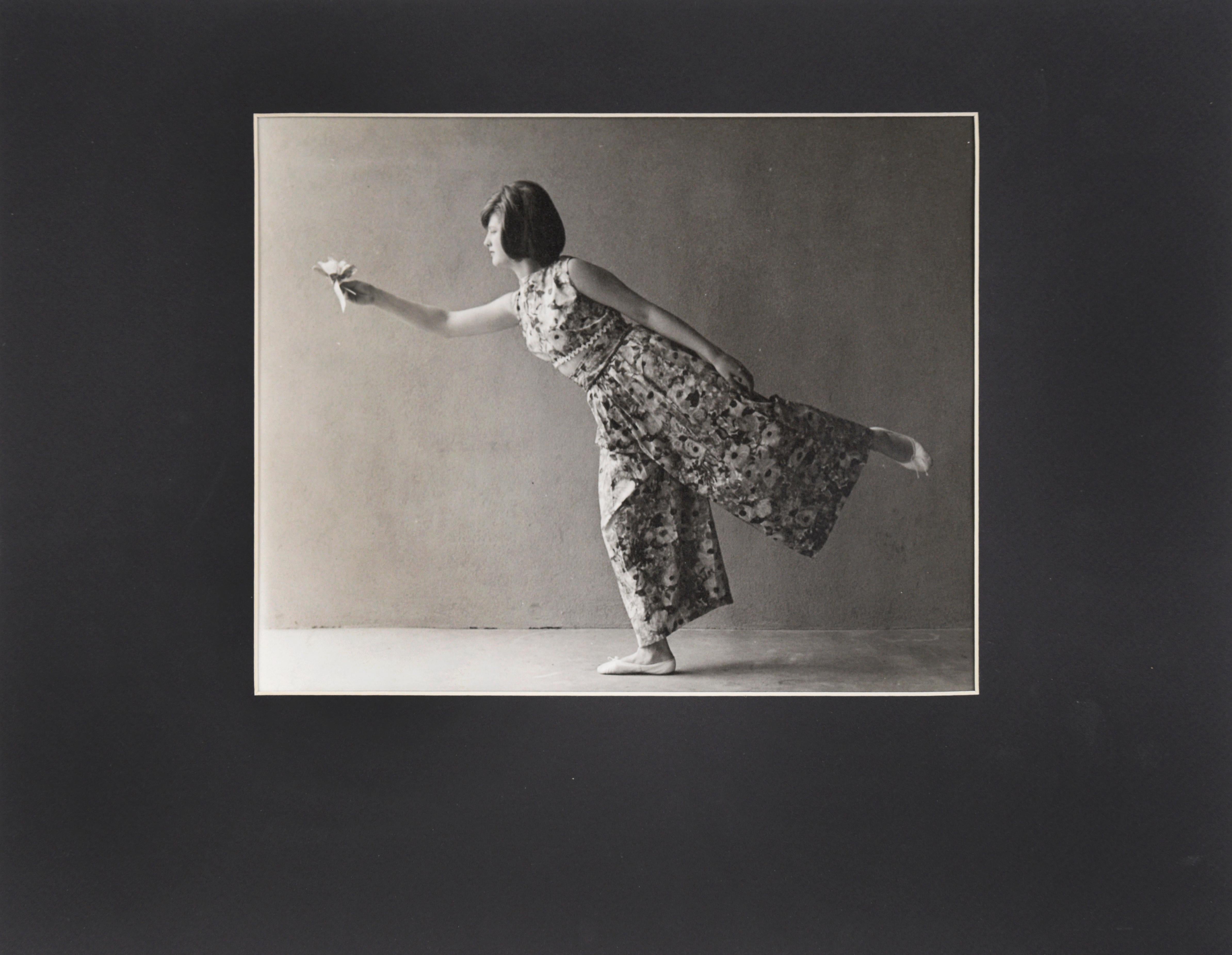 Femme en pose de ballet tenant une fleur - San Francisco Richard Edwards