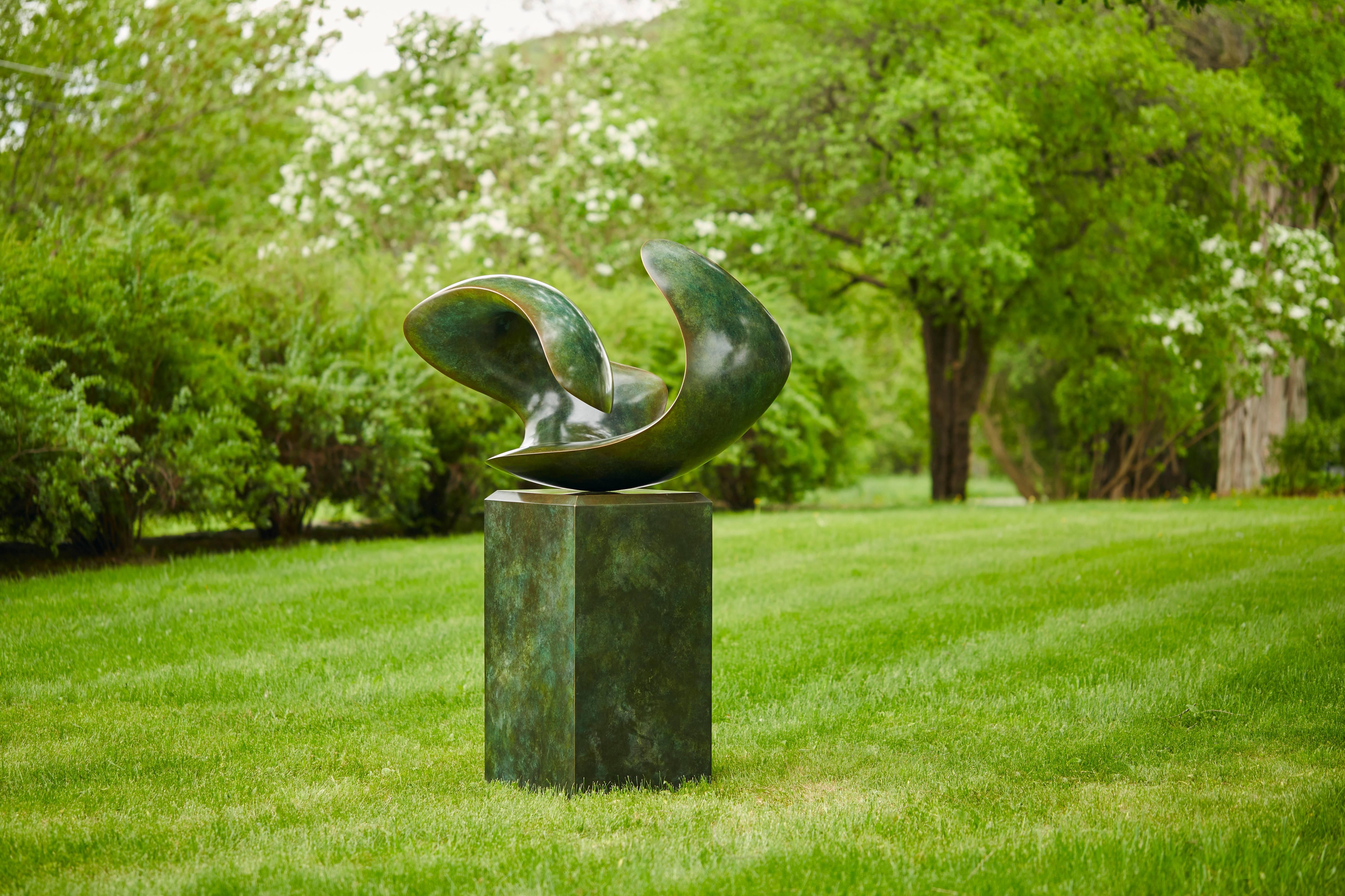 Richard Erdman teilt seine Zeit zwischen Studios in Vermont und Italien und seine kreative Energie zwischen dem Schnitzen von eleganten abstrakten Formen aus massiven Marmorblöcken und dem Gießen in Bronze auf. Die Skulptur 