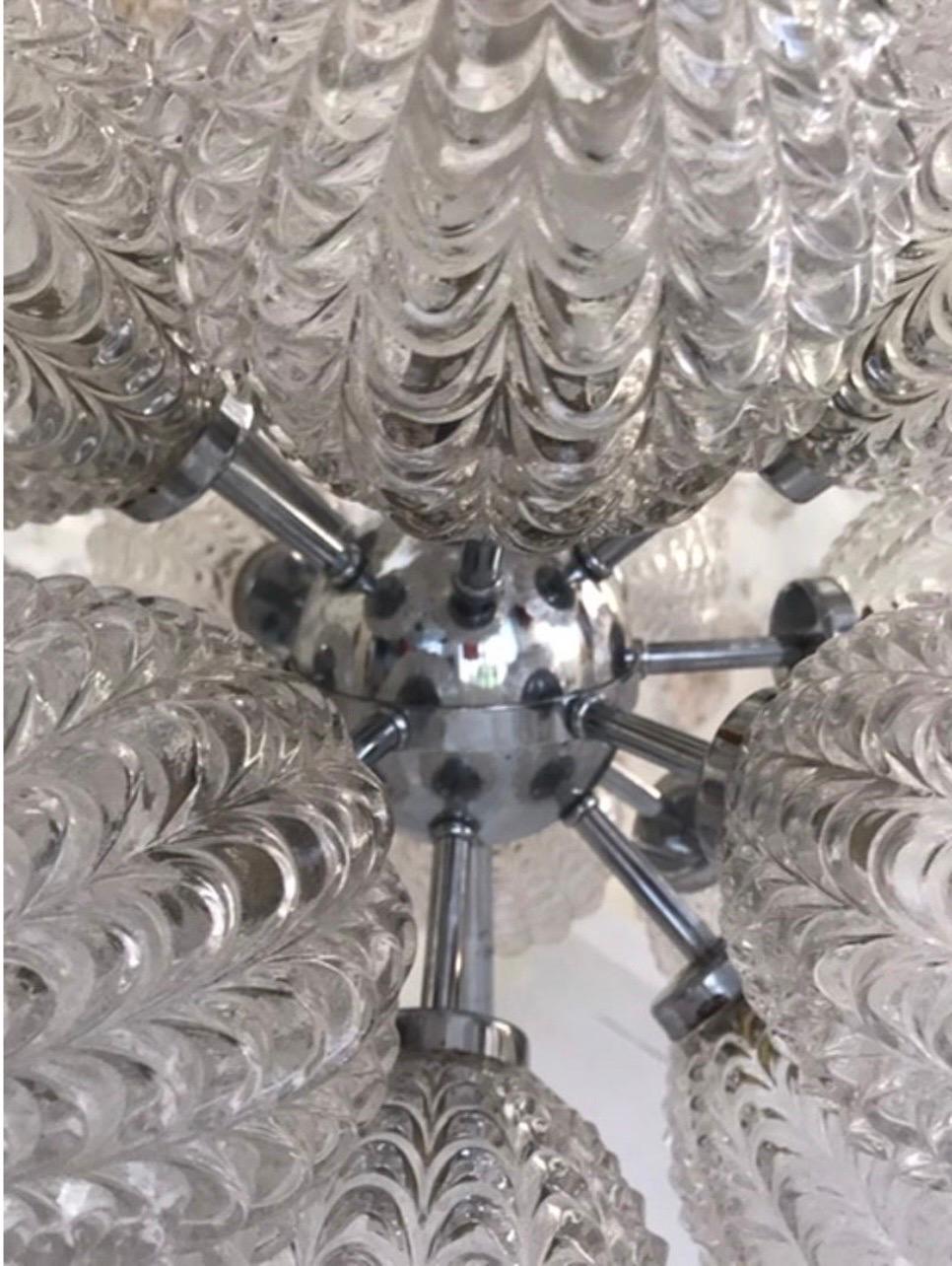 Eccezionale lampadario di Richard Essig con grandi globi con struttura cromata.  Il design e la qualità del vetro rendono questo pezzo il migliore del design tedesco.  Questo lampadario Richard Essig, unico nel suo genere, è realizzato in vetro