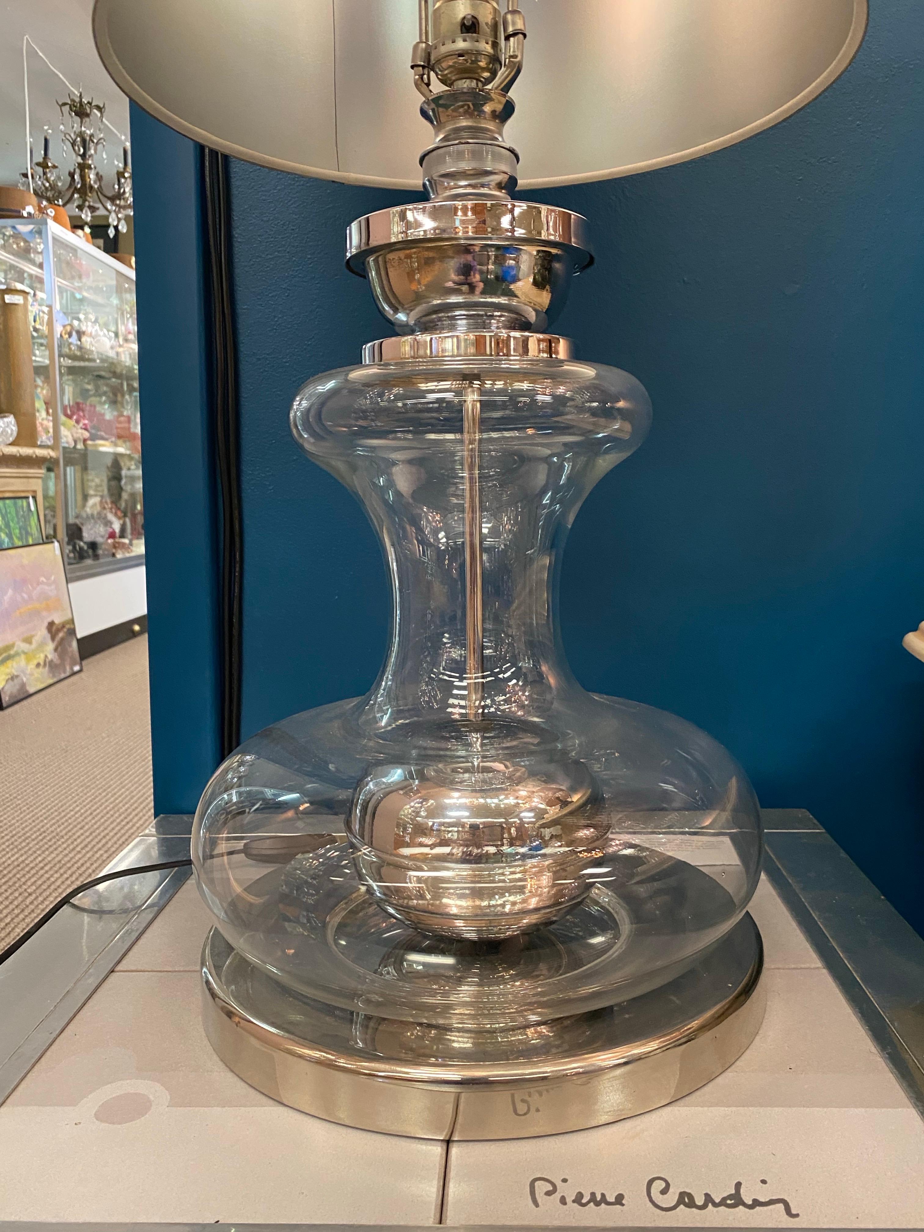Richard Essig, Deutschland 1970er Jahre Tischlampe aus geblasenem Glas und Chrom (Ende des 20. Jahrhunderts) im Angebot