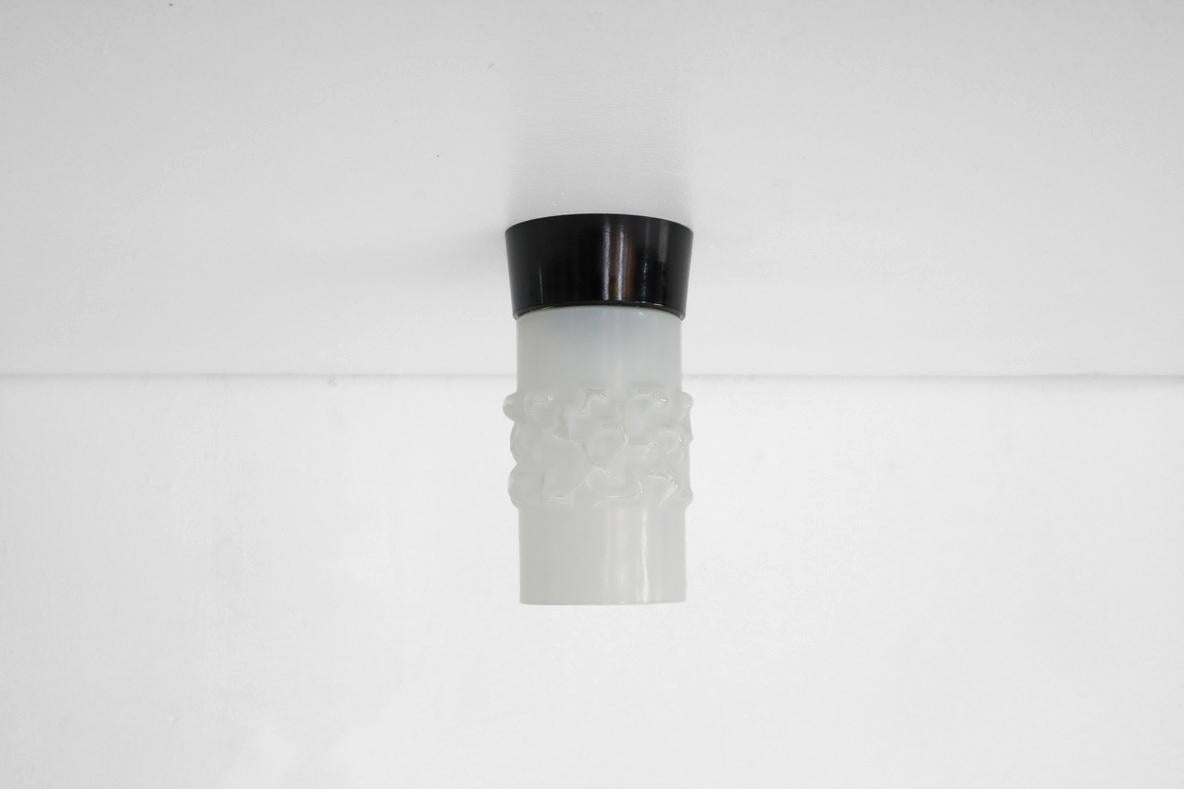 Decken- oder Wandleuchter im Richard Essig-Stil mit weißem, gepresstem Glasschirm (Moderne der Mitte des Jahrhunderts) im Angebot