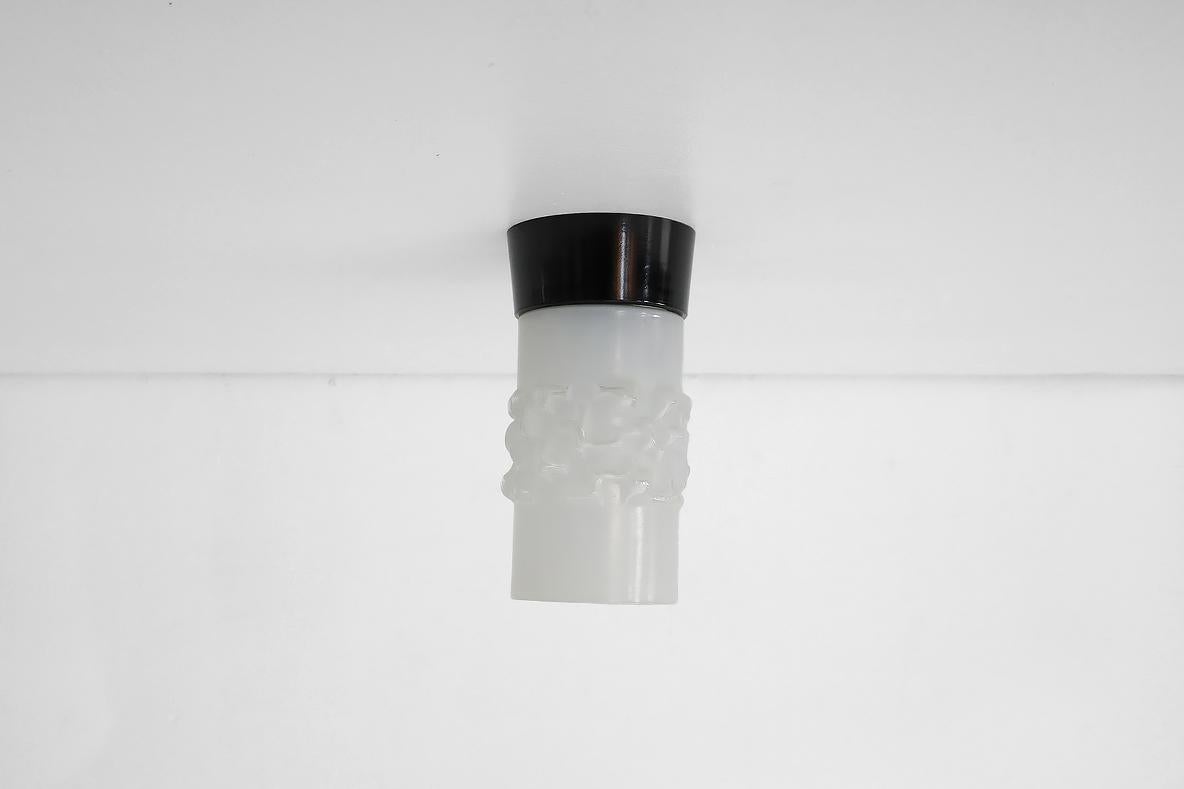 Decken- oder Wandleuchter im Richard Essig-Stil mit weißem, gepresstem Glasschirm (Niederländisch) im Angebot