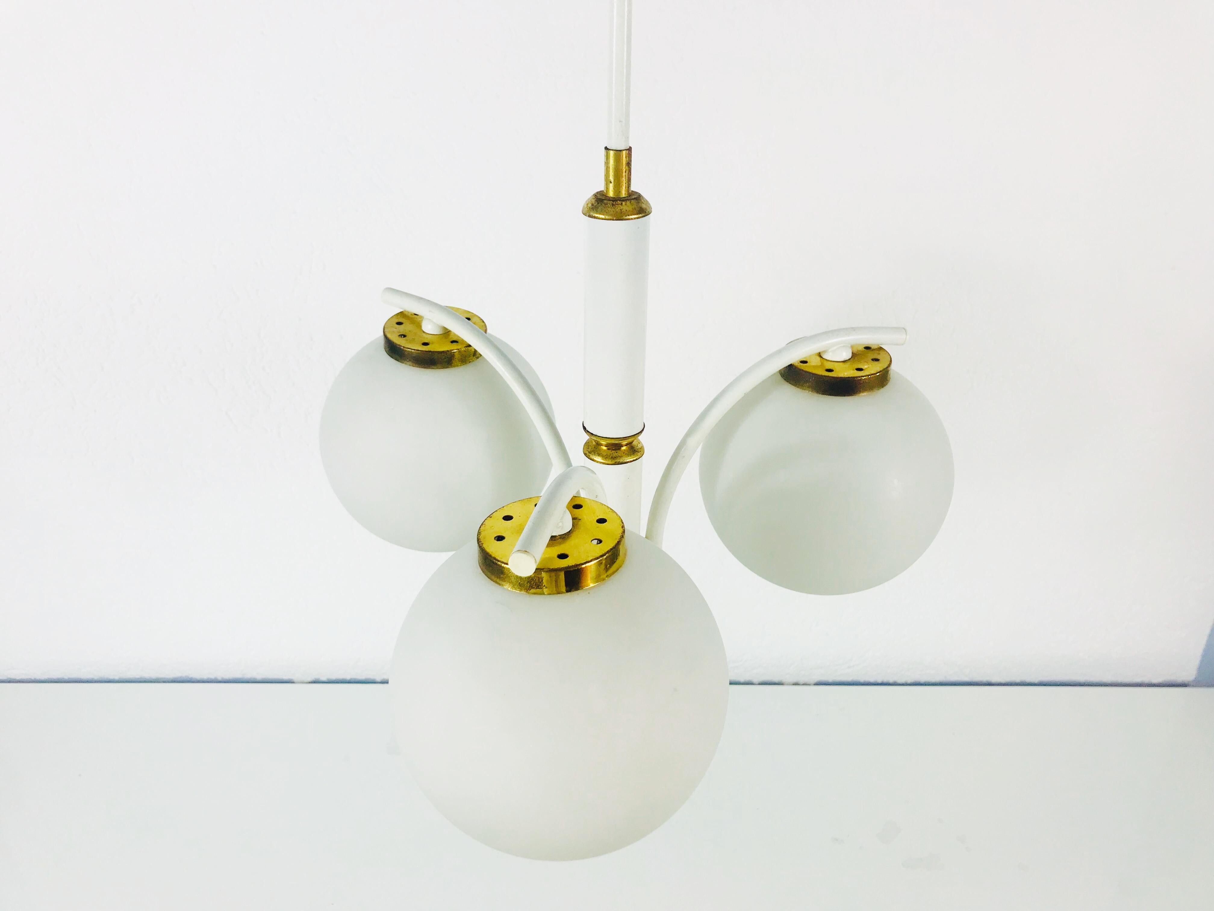 Richard Essig White Space Age Chandelier, circa 1970s In Good Condition For Sale In Hagenbach, DE