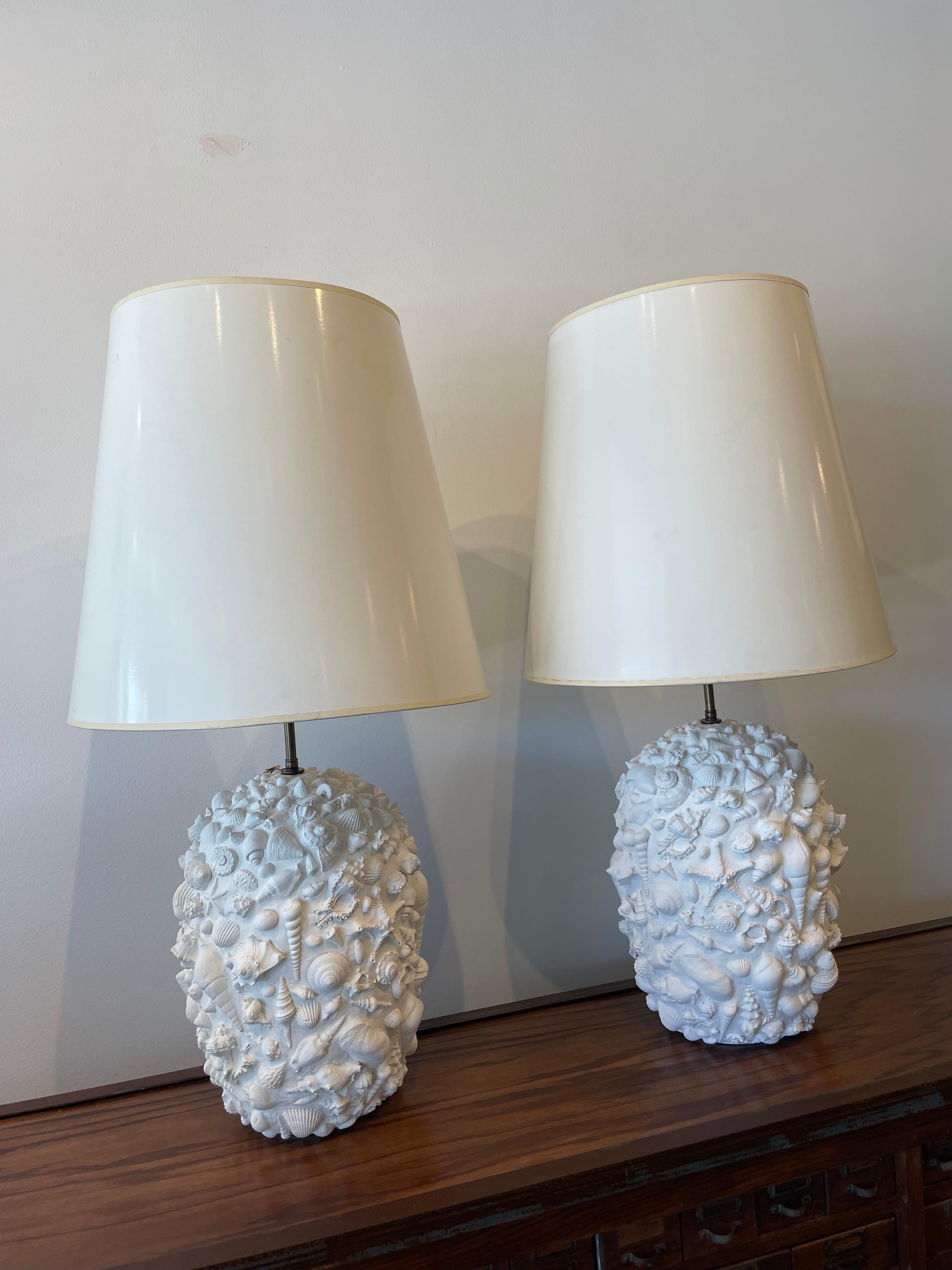 Preciosas lámparas altas de resina compuesta con cientos de conchas y detalles marinos por todas partes.  Hermosas y caprichosas a la vez que mantienen su elegancia y su clásico aspecto playero.

NOTA: Normalmente, las pantallas no están incluidas y