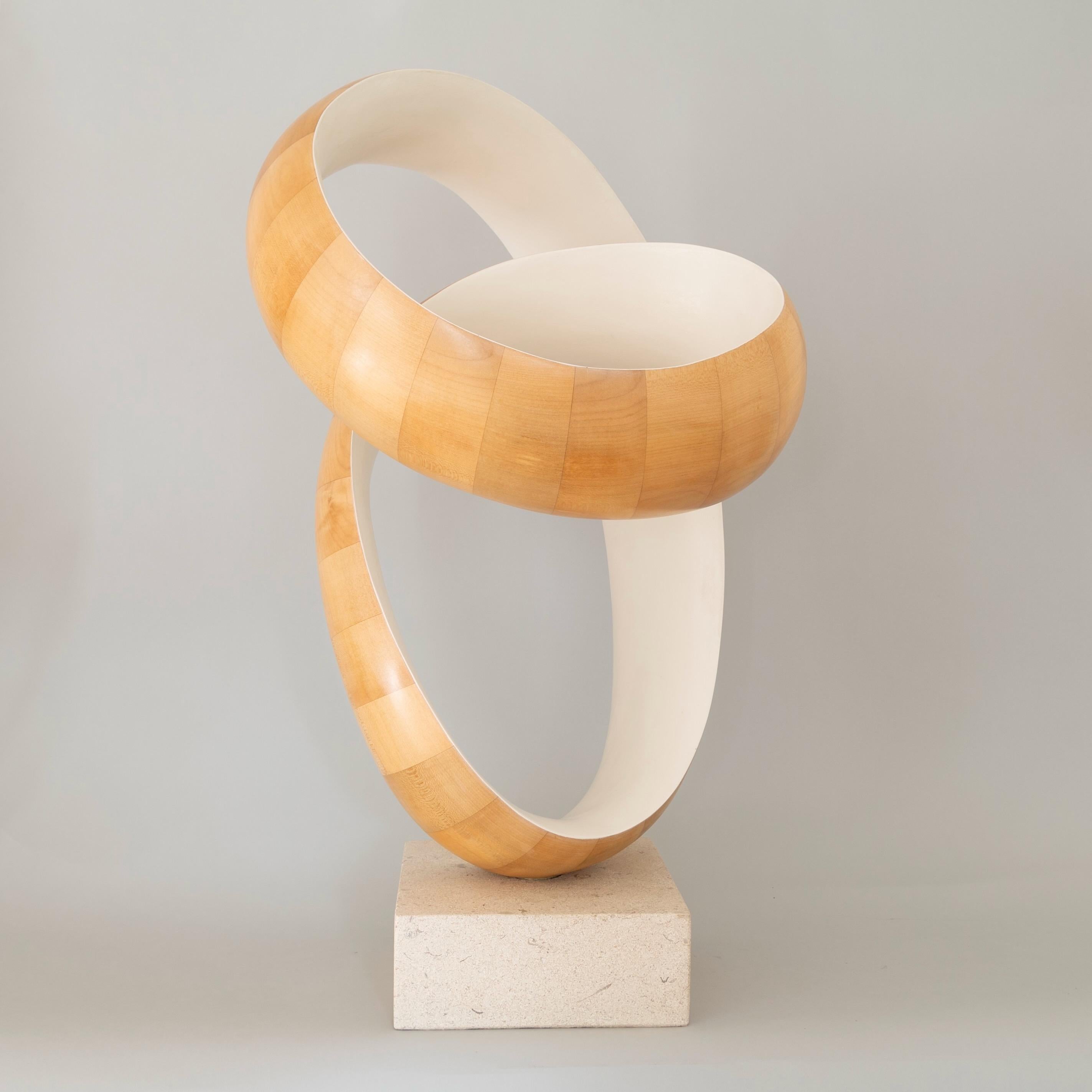 Ravel en H, IV - 2019 - Escultura de madera de sicomoro, pigmento de tierra y arenisca - Sculpture de Richard Fox