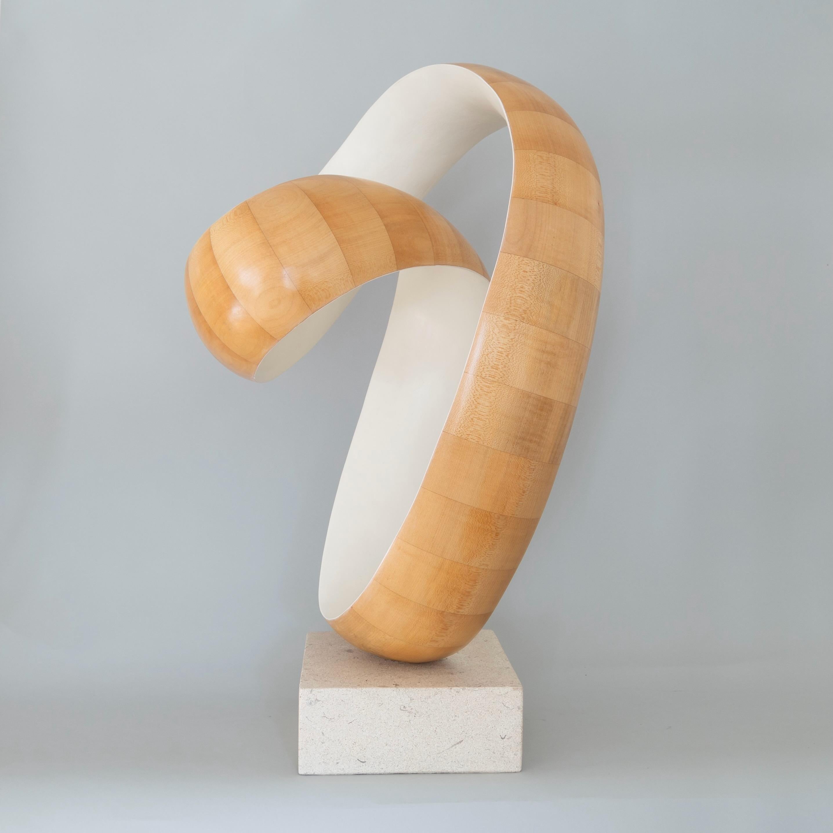 Abstract Sculpture de Richard Fox - Ravel en H, IV - 2019 - Escultura de madera de sicomoro, pigmento de tierra y arenisca