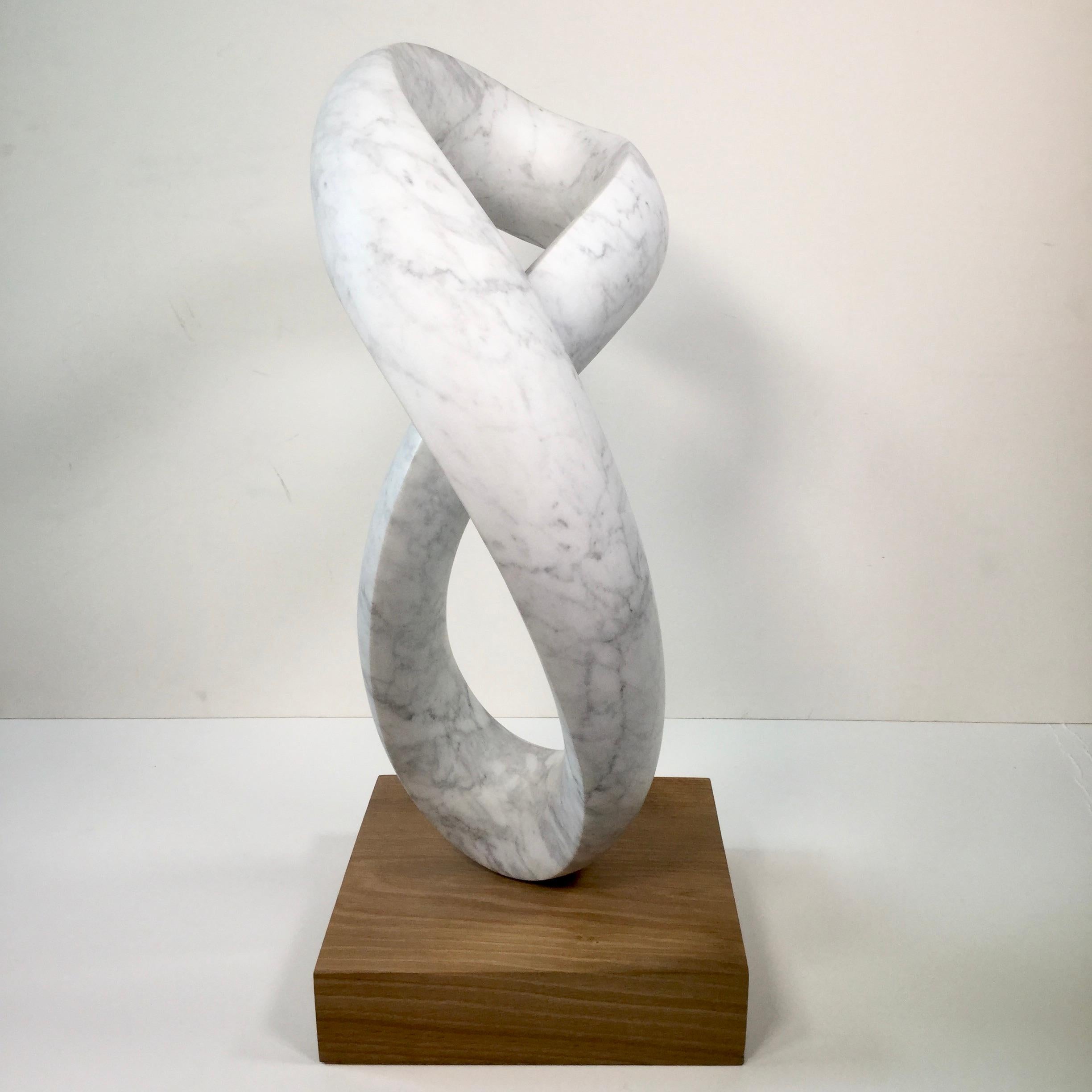 Moebius III - marble sculpture on slate base, contemporary art, minimalist - Sculpture by Richard Fox