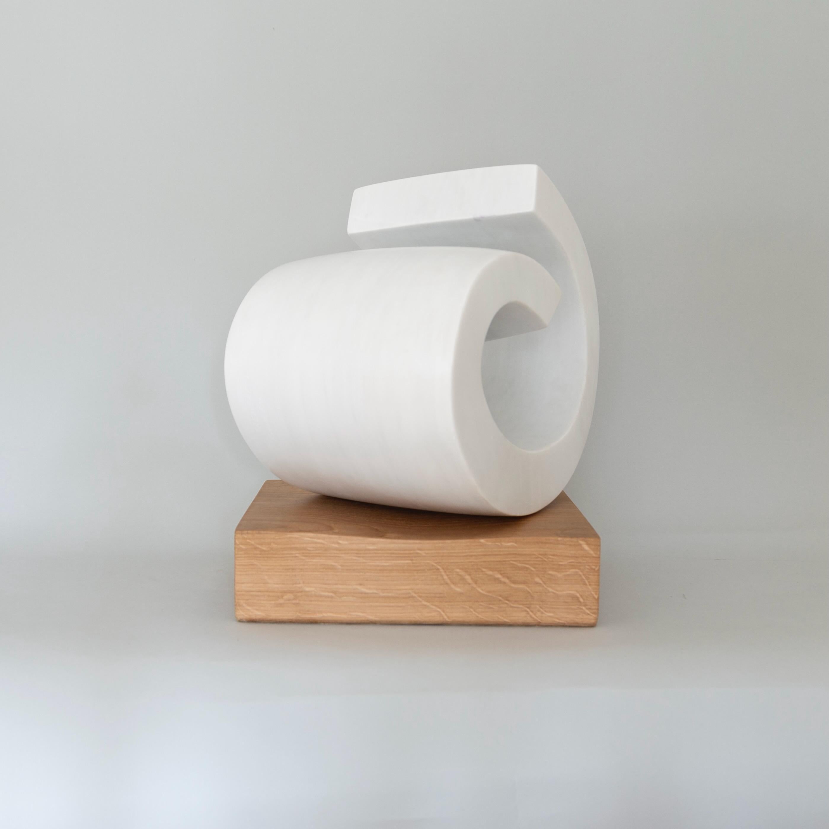 Tremere I, 2024 - Sculpture contemporaine en marbre blanc de Carrare sur socle en Oak - Marron Abstract Sculpture par Richard Fox