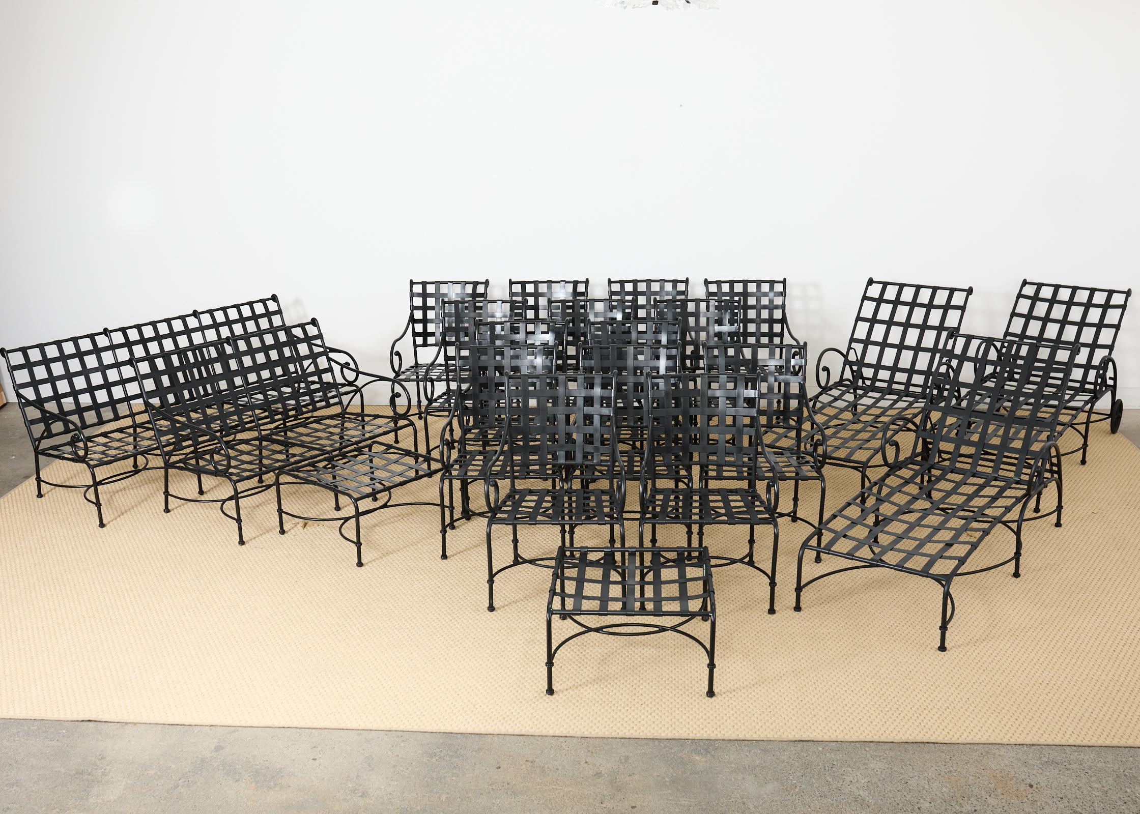 Richard Frinier pour Brown Jordan ensemble de banquettes de canapés avec poufs en vente 13