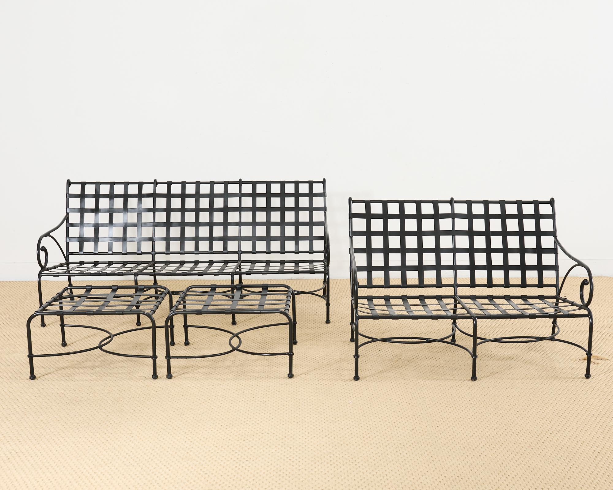 Néoclassique Richard Frinier pour Brown Jordan ensemble de banquettes de canapés avec poufs en vente