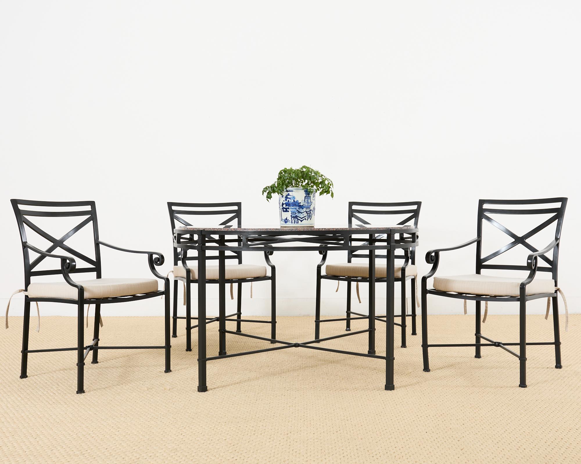 Sorprendente conjunto de comedor para patio y jardín compuesto por cuatro sillones de comedor y una mesa de comedor redonda con tablero de piedra, diseñado por Richard Frinier para Brown Jordan. La colección Veneciana está fabricada en aluminio