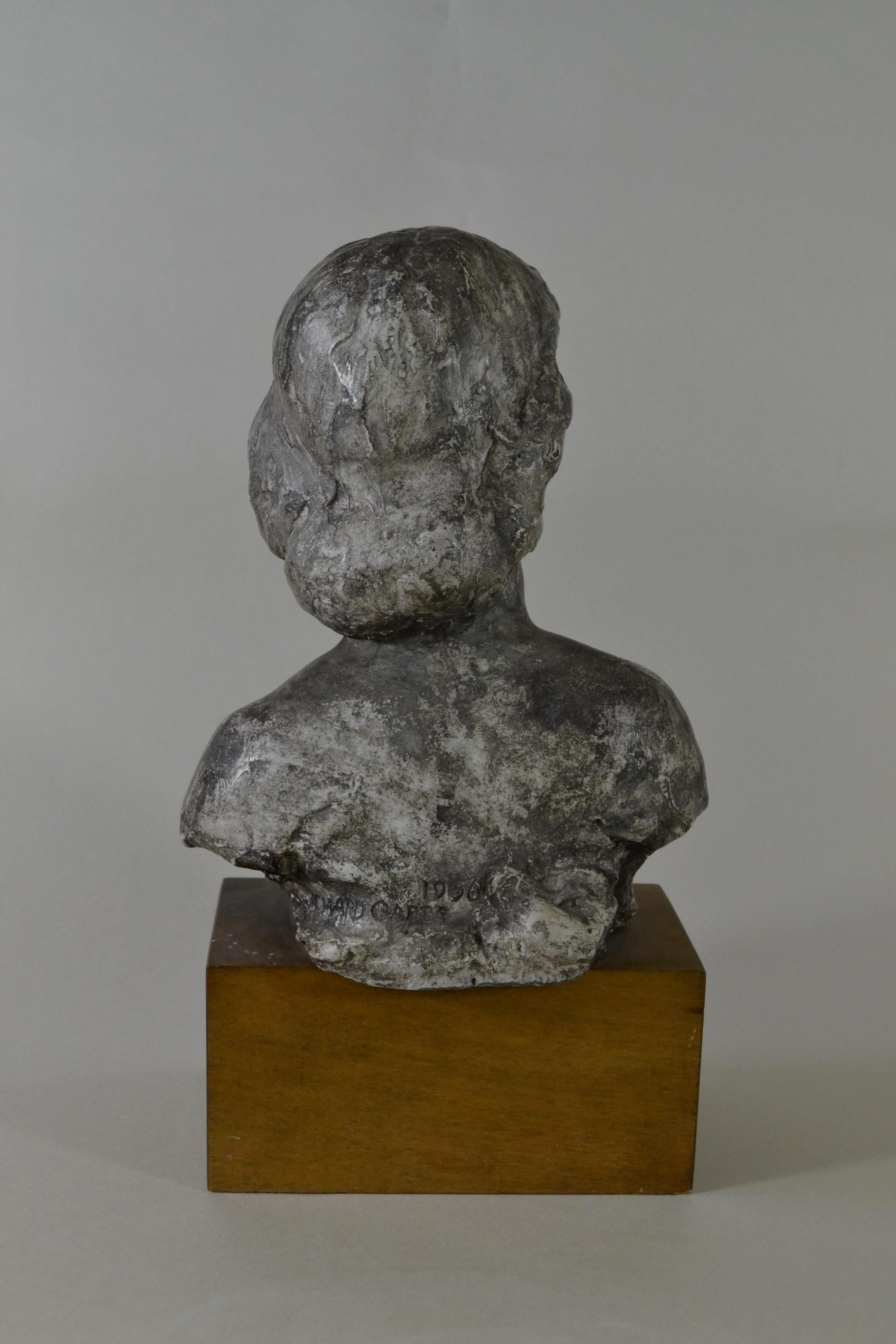 Alfreda, La fille de l'artiste - Buste en plâtre britannique des années 1950 de Richard Garbe en vente 1
