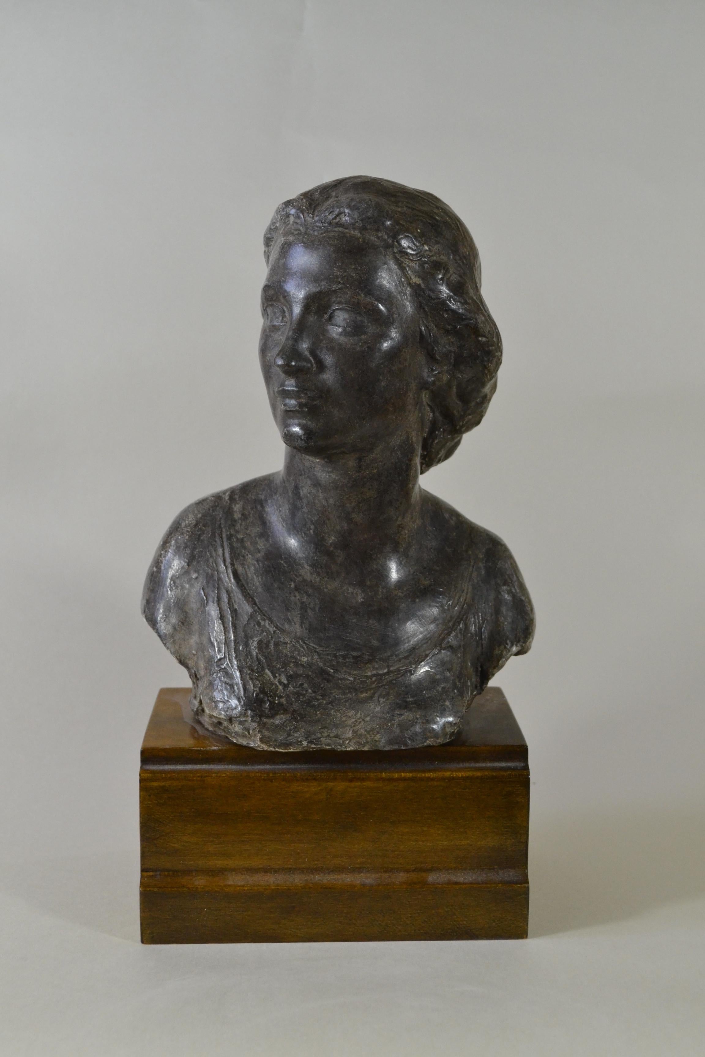 Alfreda, La fille de l'artiste - Buste en plâtre britannique des années 1950 de Richard Garbe en vente 2