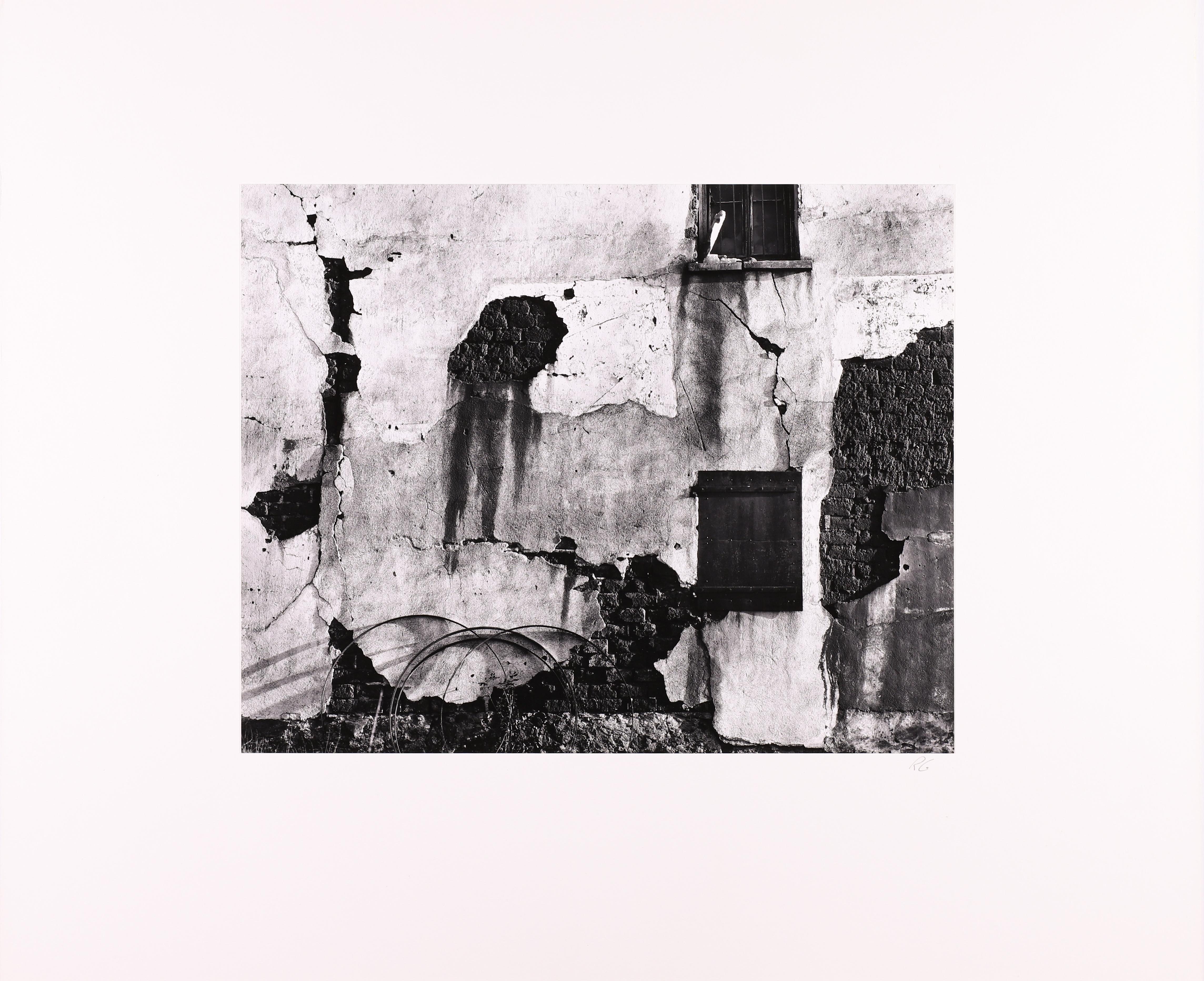 Wall, Mountain Ranch - Gris Black and White Photograph par Richard Garrod