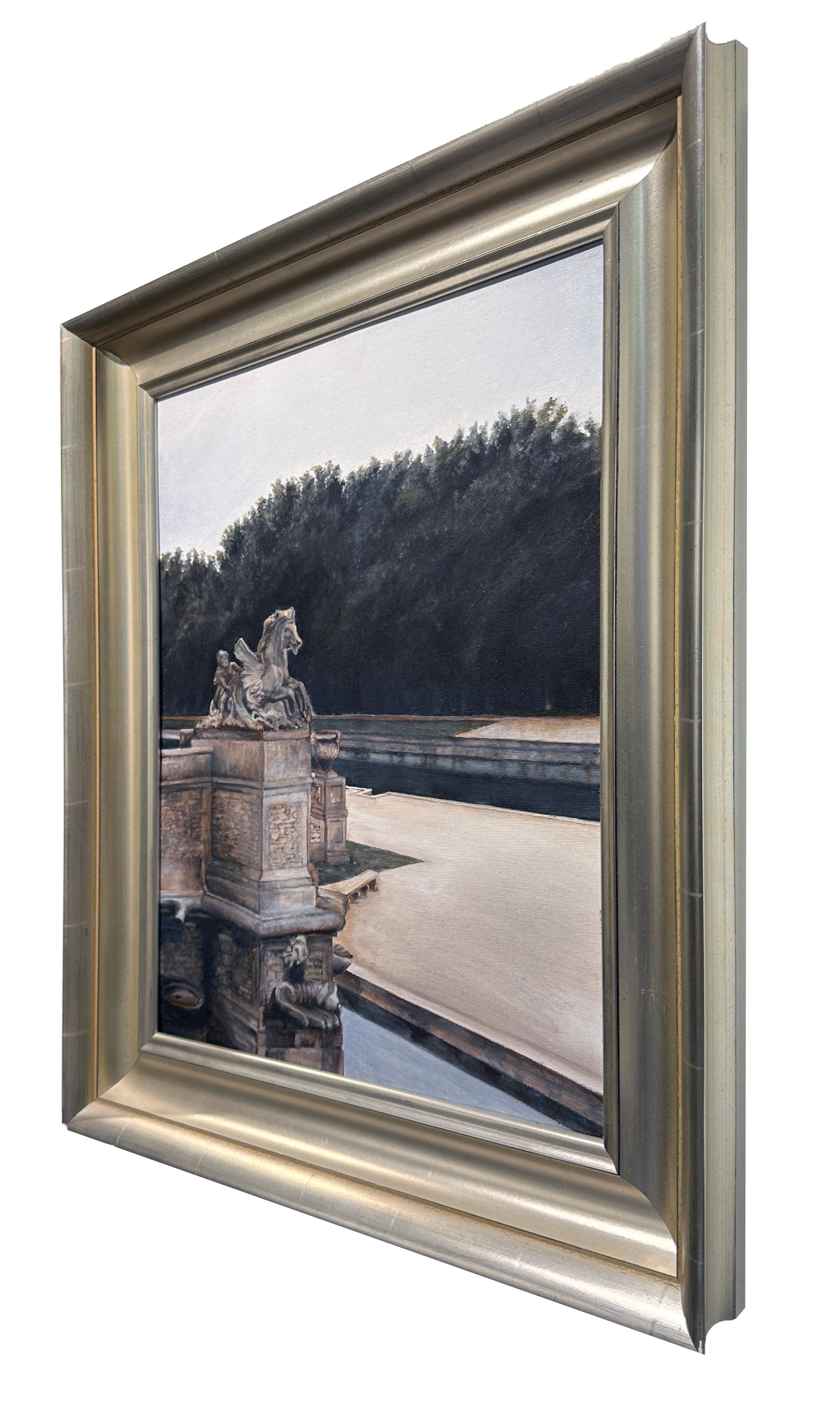 Charioteau – Französische Landschaft mit Gartenskulptur und reflektierendem Teich, gerahmt (Zeitgenössisch), Painting, von Richard Gibbons