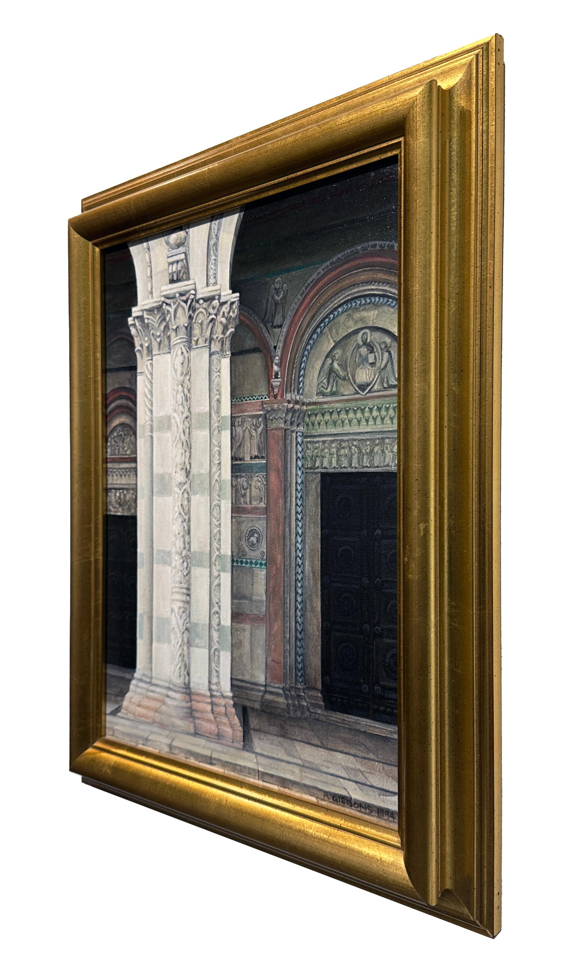 Splendidi pilastri di marmo intagliato in morbide tonalità di verde, rosa e bianco crema dominano questa scena interna del Duomo di Lucca, in Italia.  Una porta oscurata sulla destra conferisce un sottile mistero a questa antica struttura.  La