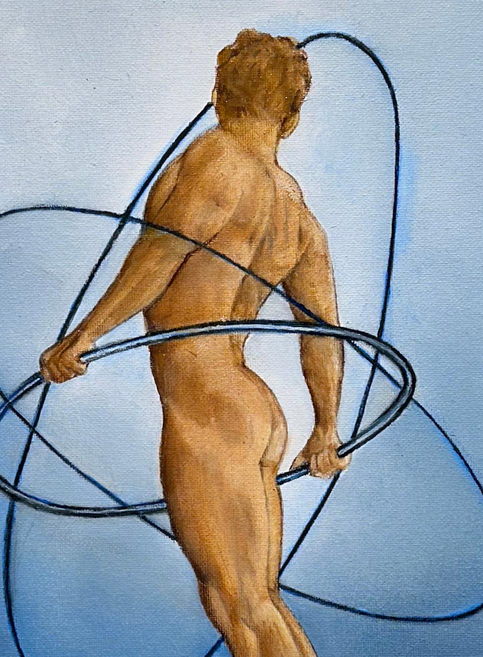 Una figura desnuda está suspendida en el aire, sostenida por un campo de fuerza invisible y rodeada de bucles de alambre.  La figura musculosa está tensa, mostrando todos los músculos definidos.  El fondo azul intenso contribuye a la estética