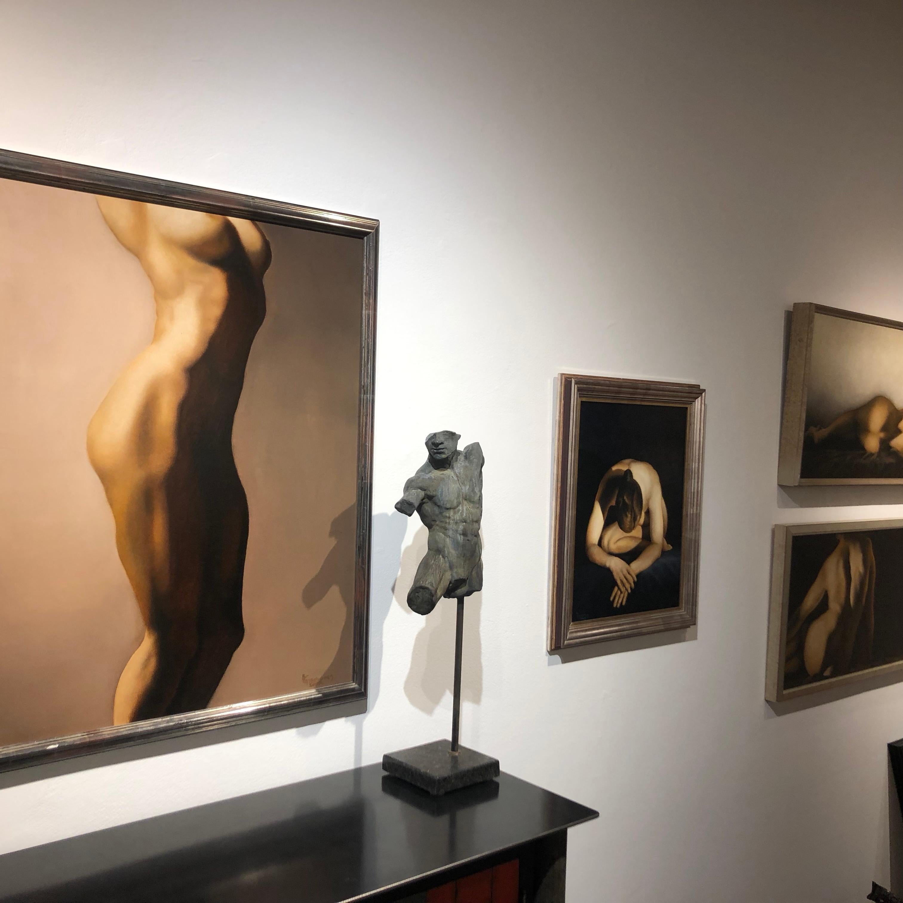 Pour Martha - Peinture à l'huile originale d'un côté féminin nu dans des tons de peau chaude - Contemporain Painting par Richard Gibbons