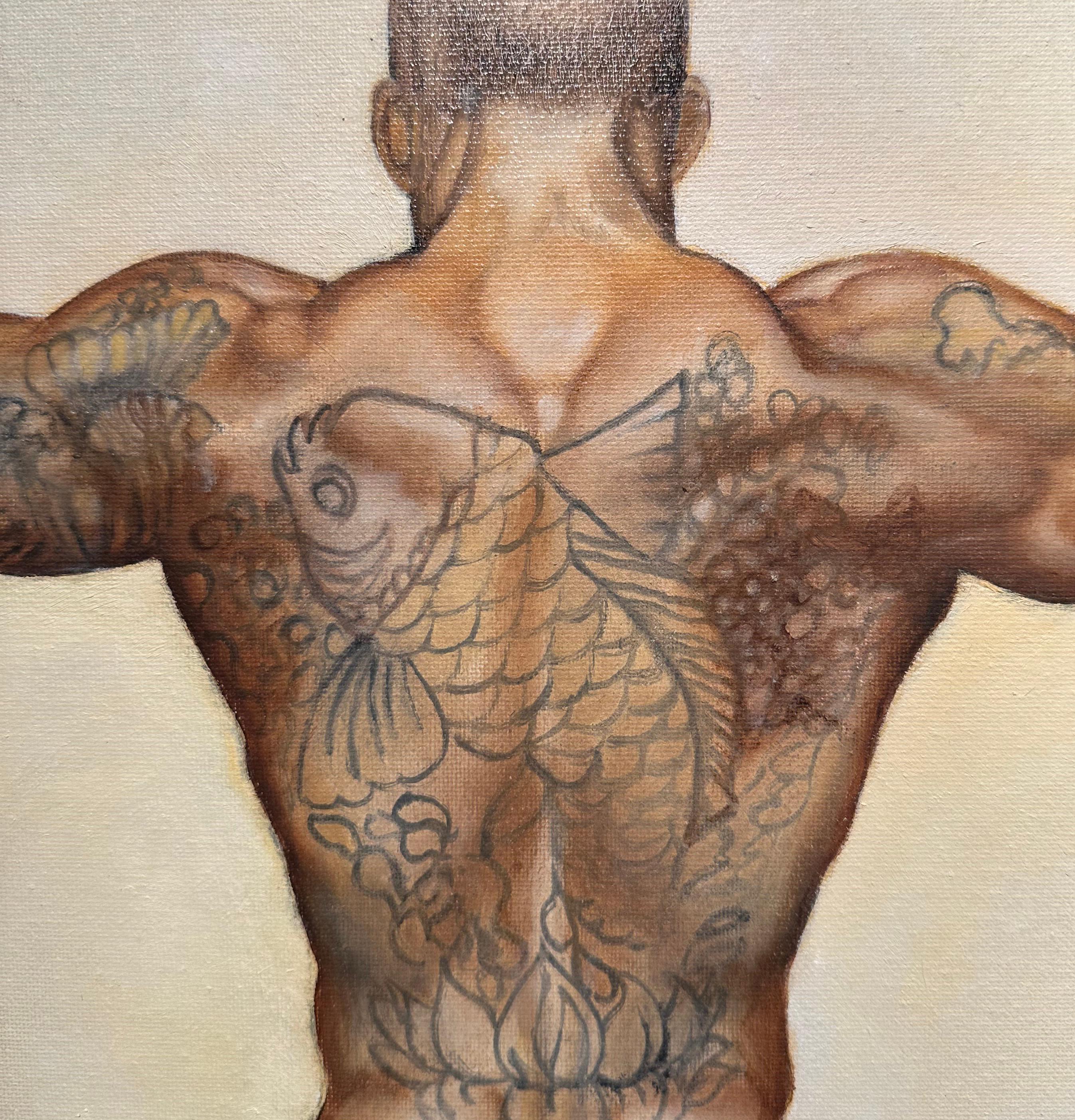 Koi - Maschio muscoloso nudo che sfoggia un tatuaggio a forma di pesce, olio originale, incorniciato - Painting Contemporaneo di Richard Gibbons