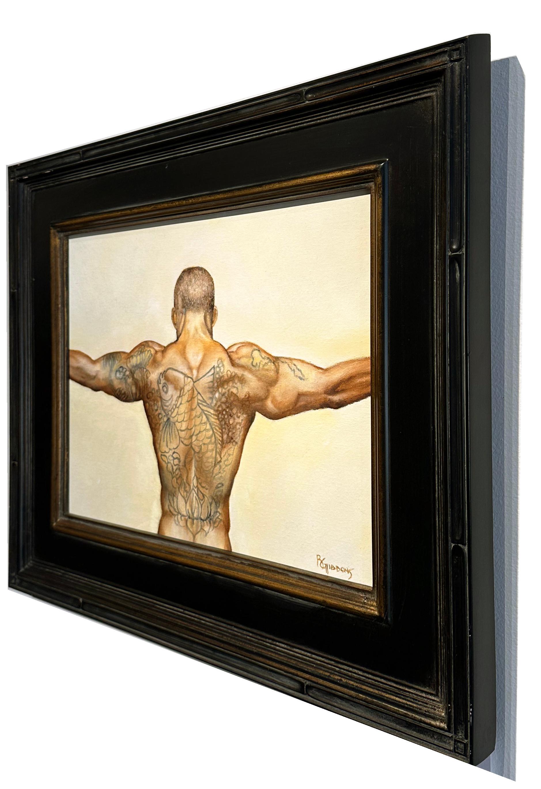 Un uomo muscoloso allarga le braccia per far vedere la sua schiena tatuata in tutto il suo splendore. 
Una koi nuota verso la sua spalla, circondata da vortici di disegni. Lo sfondo giallo pallido illumina la figura dandole vita.  Il dipinto è