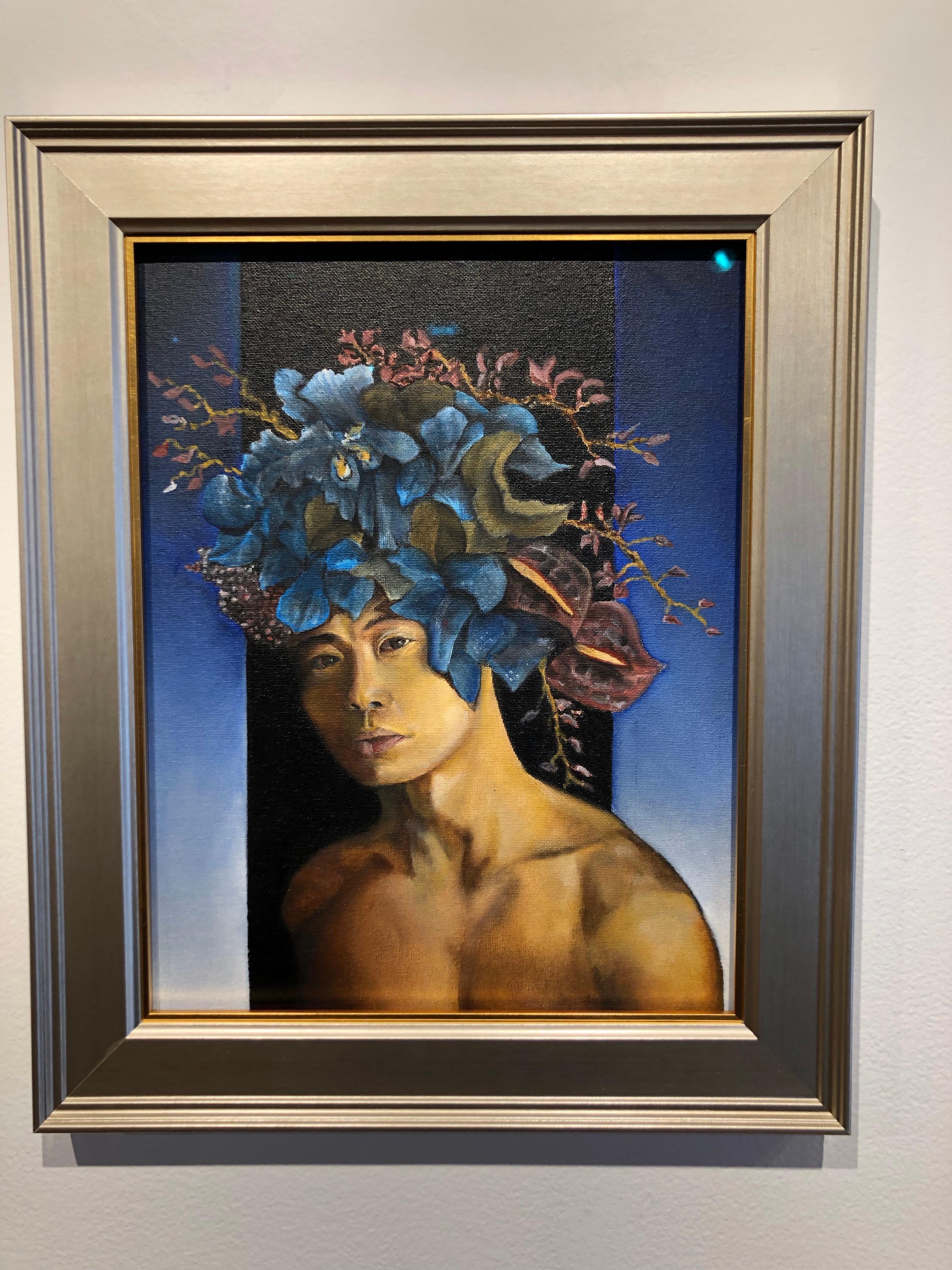 Orchideen - Nackter männlicher Torso mit blauen Orchideen und blauem Hintergrund, Öl auf Tafel – Painting von Richard Gibbons