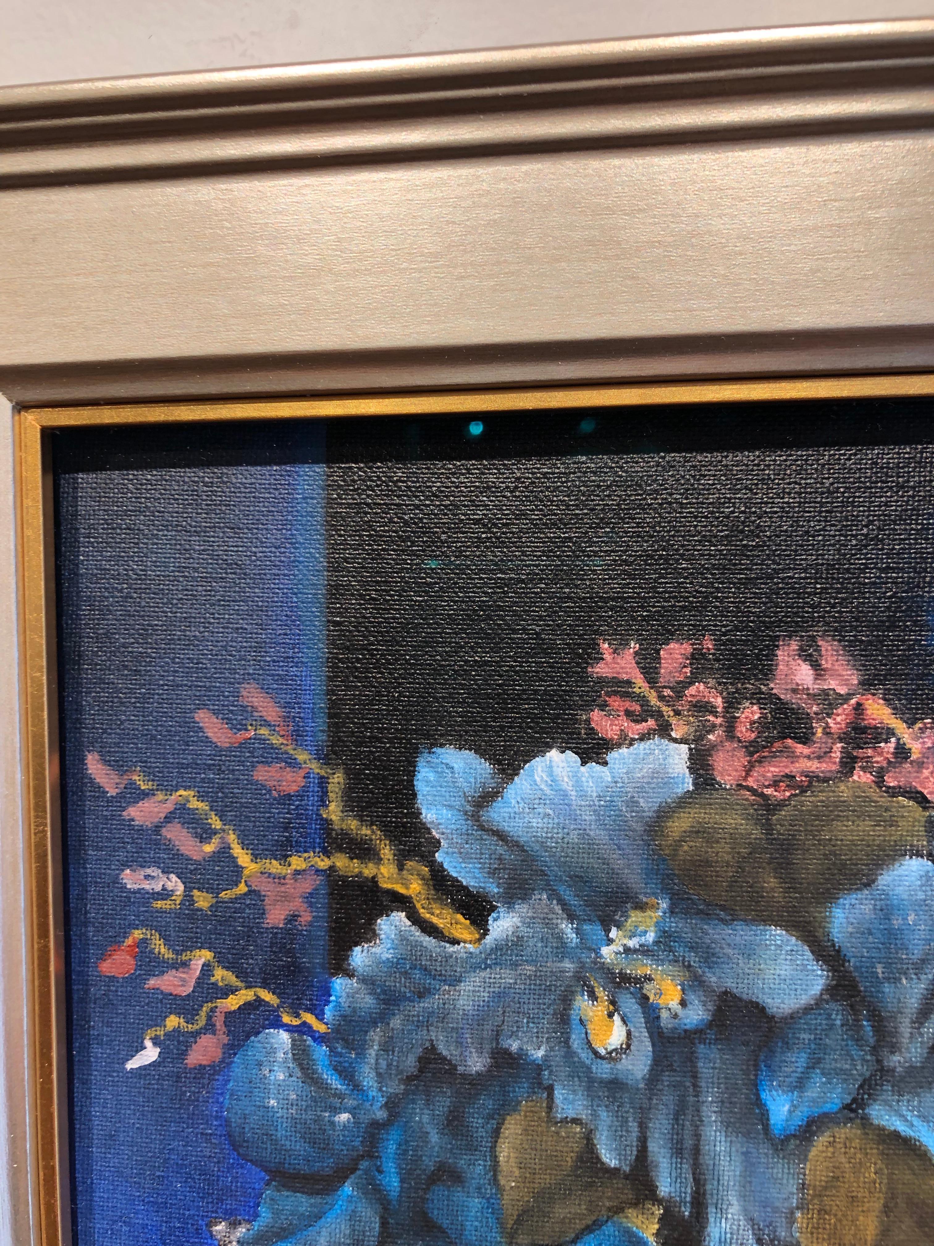 Orchideen - Nackter männlicher Torso mit blauen Orchideen und blauem Hintergrund, Öl auf Tafel im Angebot 2