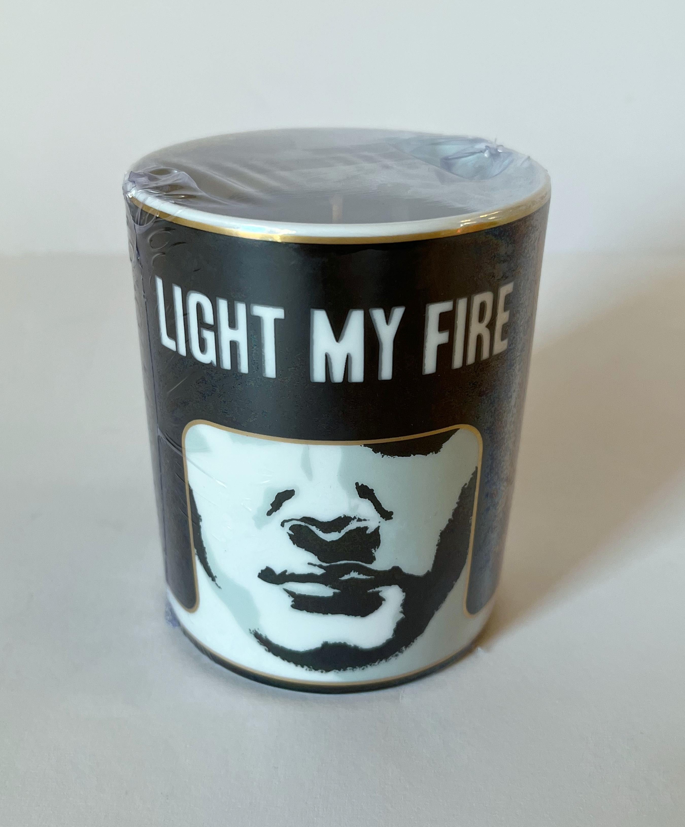 Candela profumata Richard Ginori 1735 Black Stone, il corpo è realizzato in pura porcellana e raffigura un volto nascosto dalla frase LIGHT MY FIRE / Made in Italy
Marchio originale sulla base / viene fornito con la scatola originale
Diametro: 3