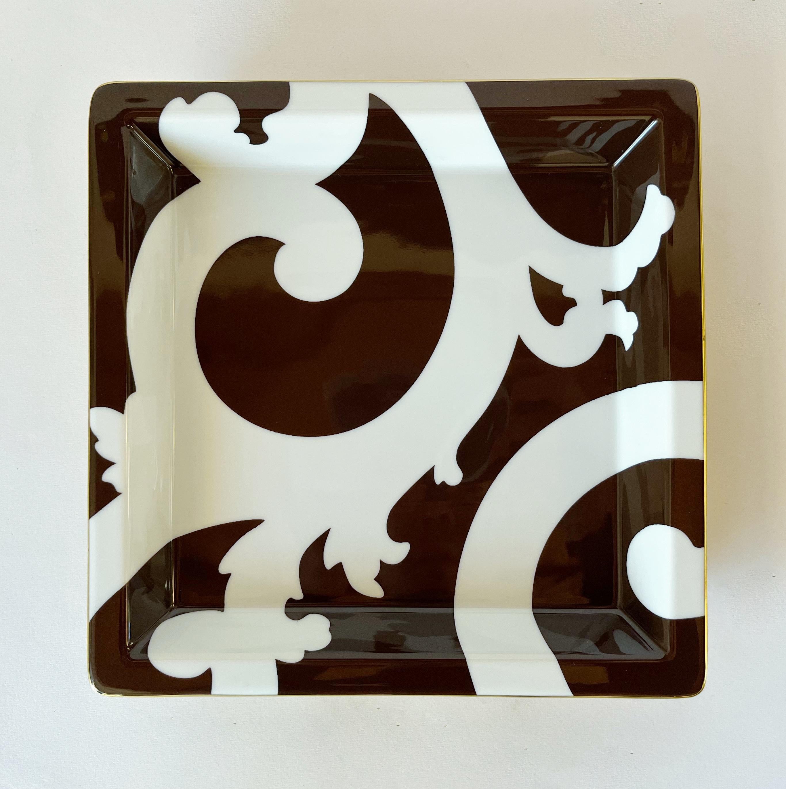 Bandeja o plato vide poche de porcelana cuadrada Richard Ginori 1735 de la colección Palace, diseñada por Gian Battista Vannozzi / Fabricado en Italia
Marca original en la base / viene en la caja original
Anchura: 9,5 pulgadas, profundidad: 9,5