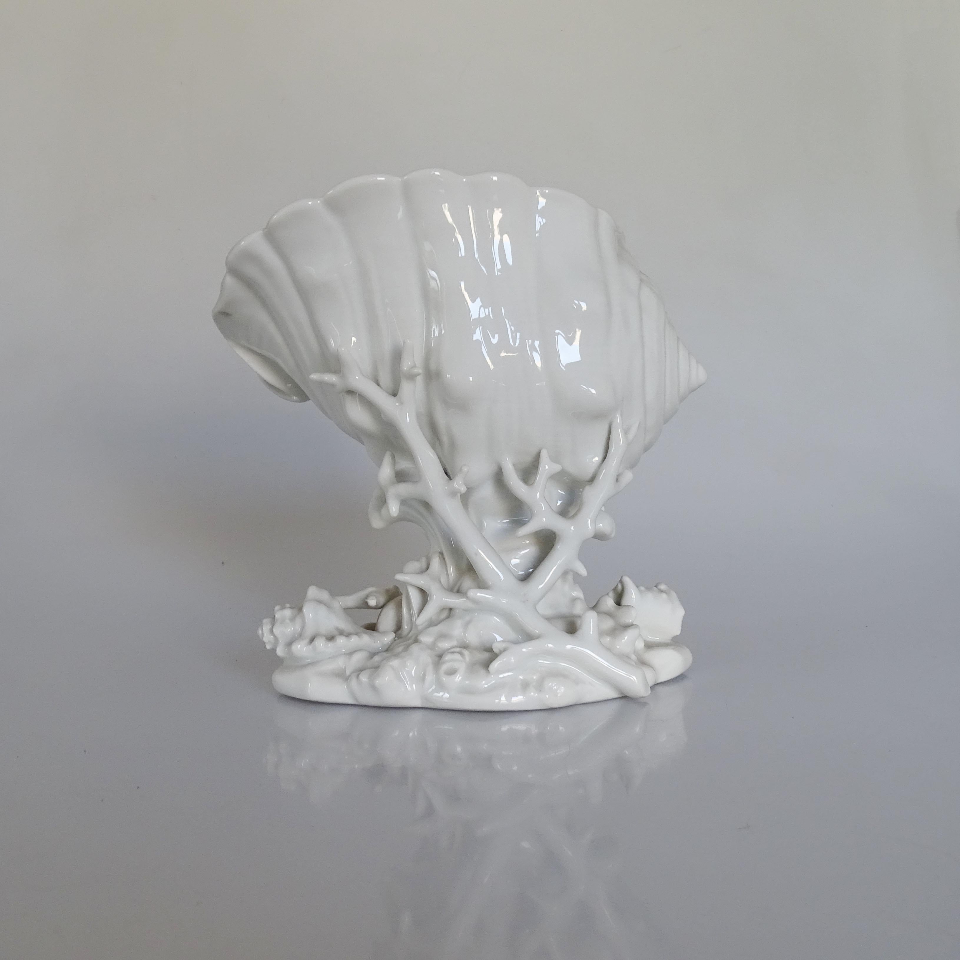 Ceramic Richard Ginori 1940s White ceramic Shells centrepiece. For Sale
