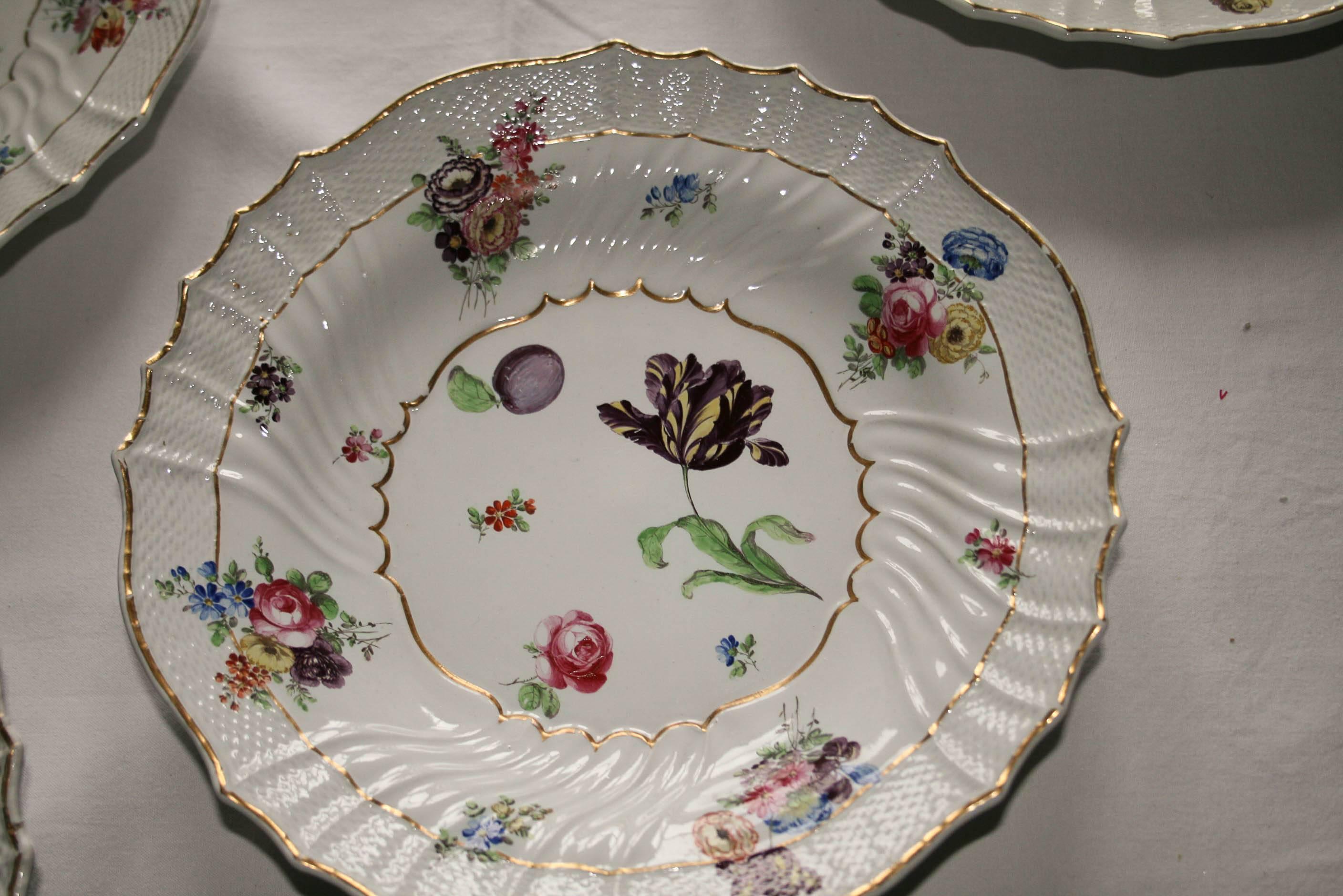 Cet ensemble de huit plats en porcelaine peints à la main et ornés de fleurs a été fabriqué par Richard Ginori dans le siège historique de Doccia (Toscane, Italie), l'un des producteurs les plus importants et les plus célèbres d'Europe au XVIIIe