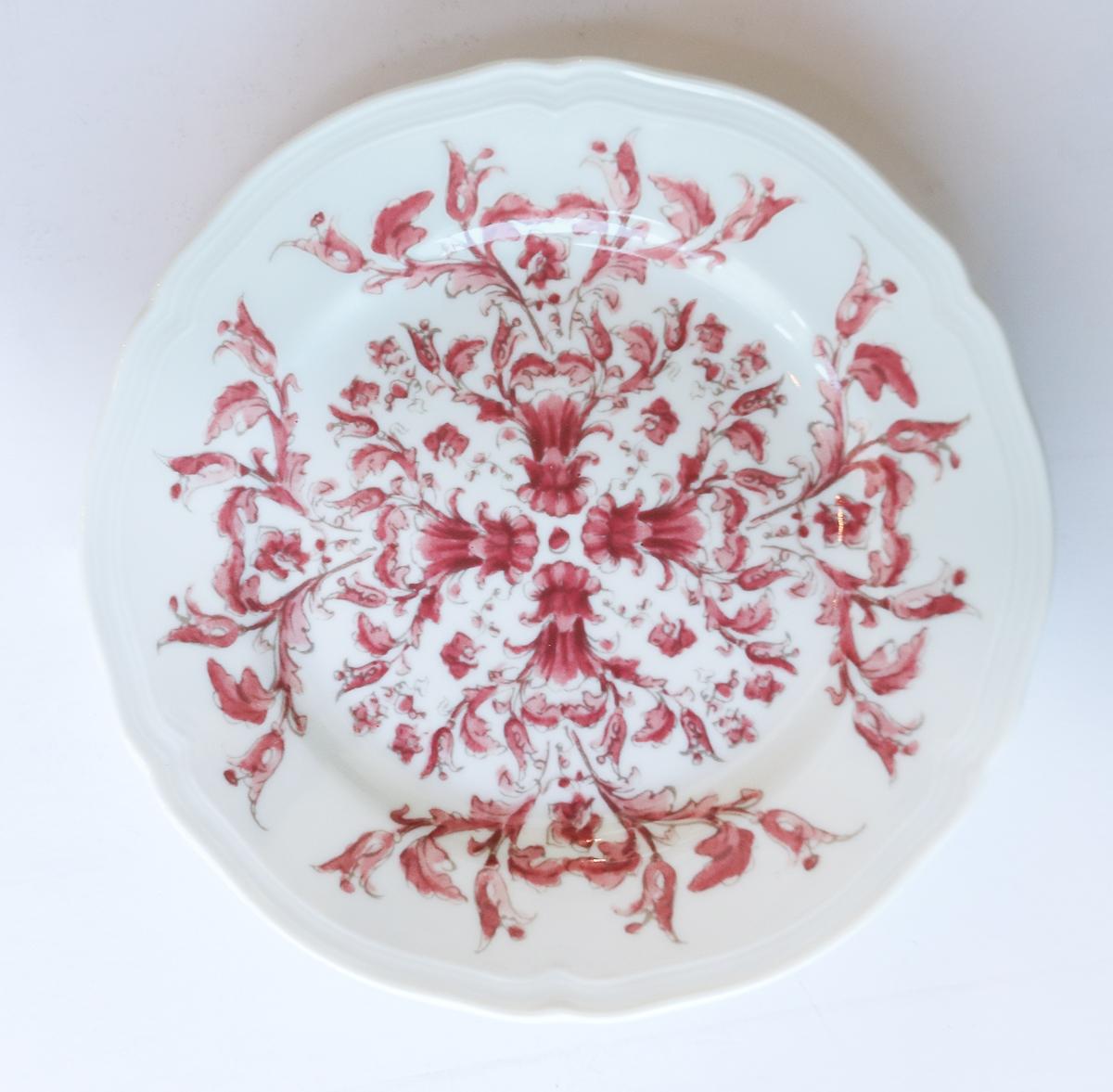 Richard Ginori babele rosso red flat bread plate in the Antico Doccia shape, measures 17cm in diameter.