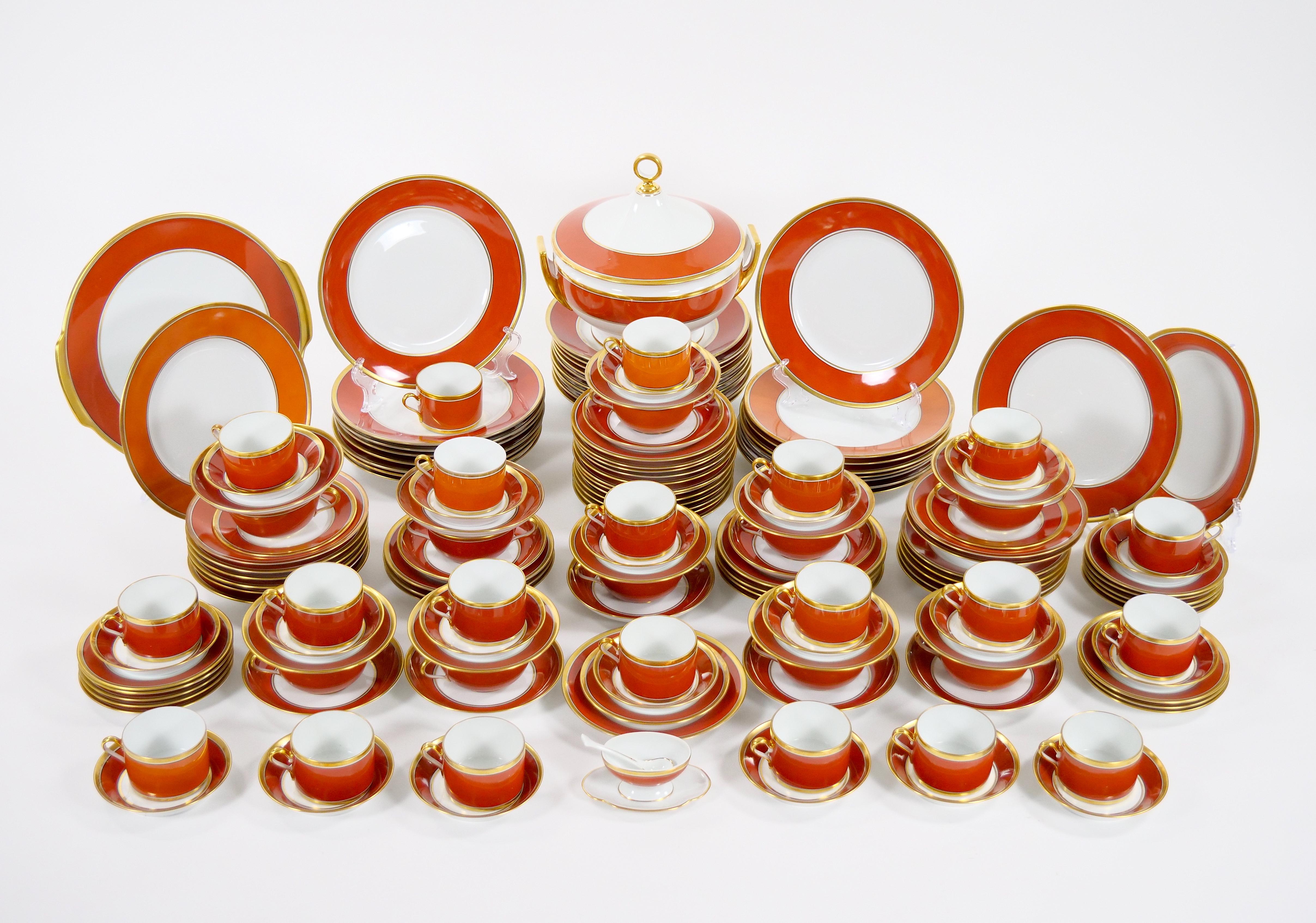 Service de vaisselle étendu Richard Ginori Service de vaisselle Contessa à motif rouge rouille . Motif présentant un décor orange brûlé et une double bordure dorée et noire sur de la porcelaine blanche. Service composé de vingt assiettes plates,