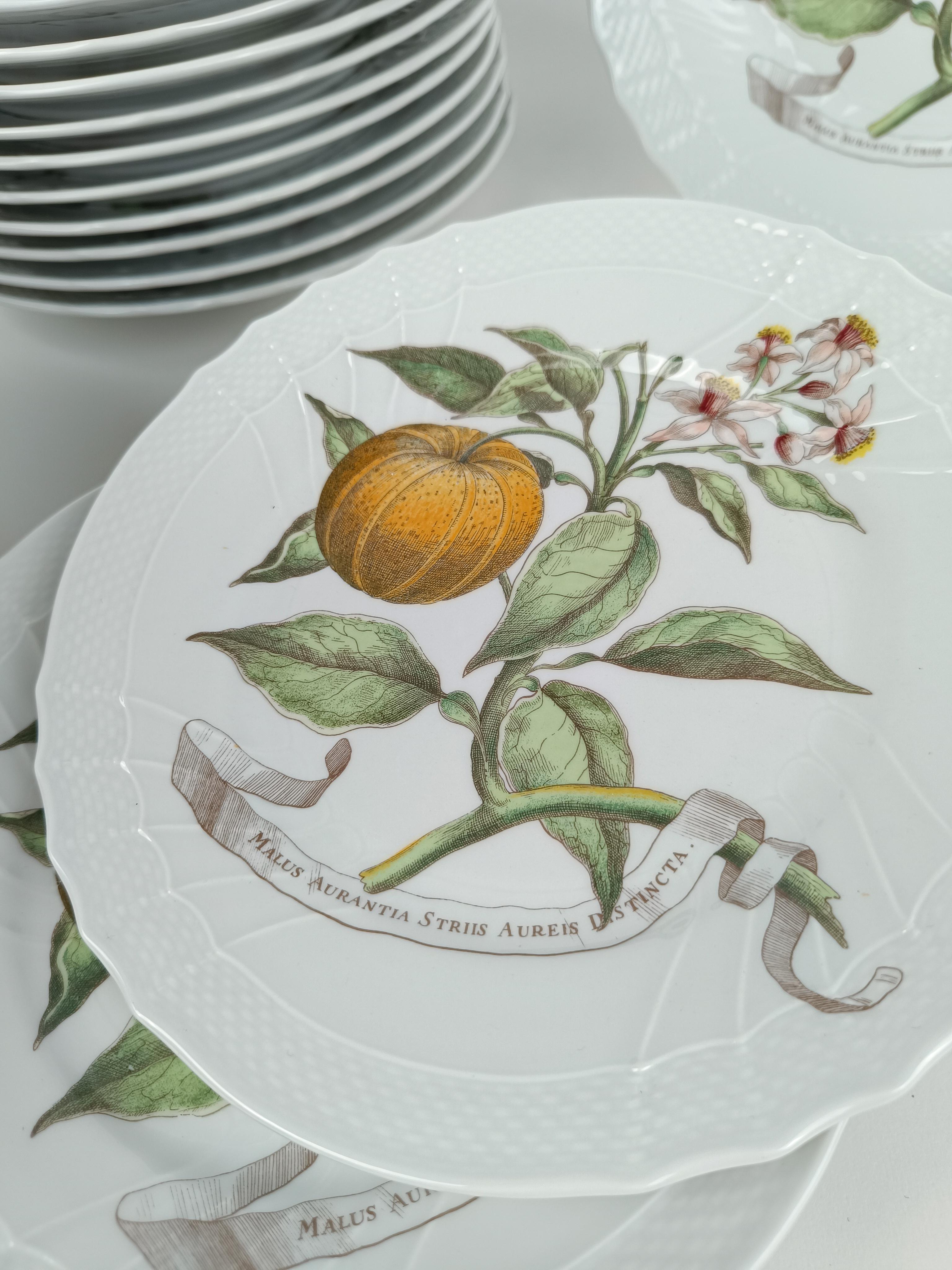 Un service de vaisselle fabriqué en Italie dans les années 80, comme l'atteste la date imprimée au dos de l'assiette, mais inspiré par la porcelaine du XVIIIe siècle, plus précisément par le 