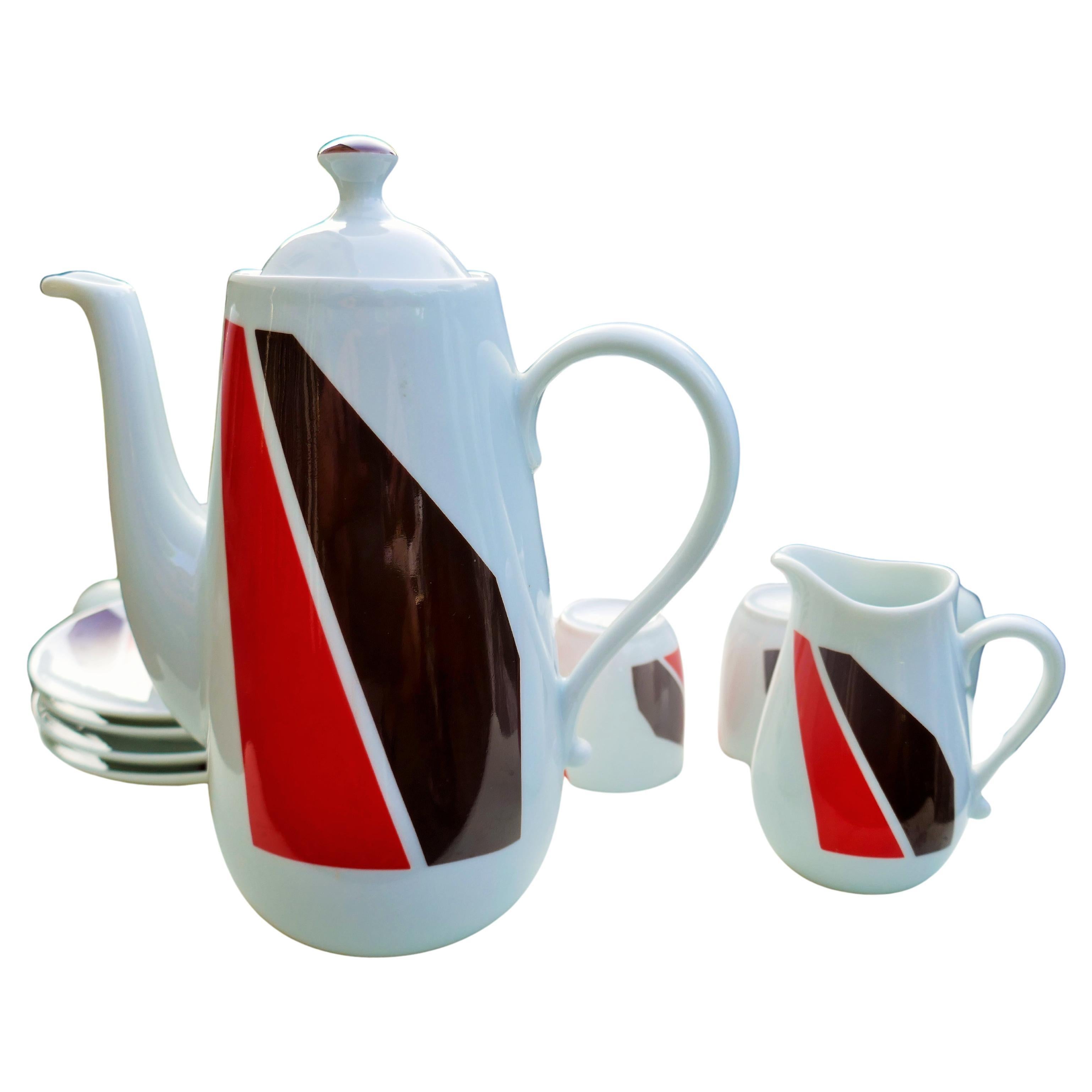 Richard Ginori coffee set with decoration in the style of Arnaldo Pomodoro.
Four cups with saucers, milk jug, and coffee pot.
One cup with defect as shown in the photo.
Good condition.
Thank you