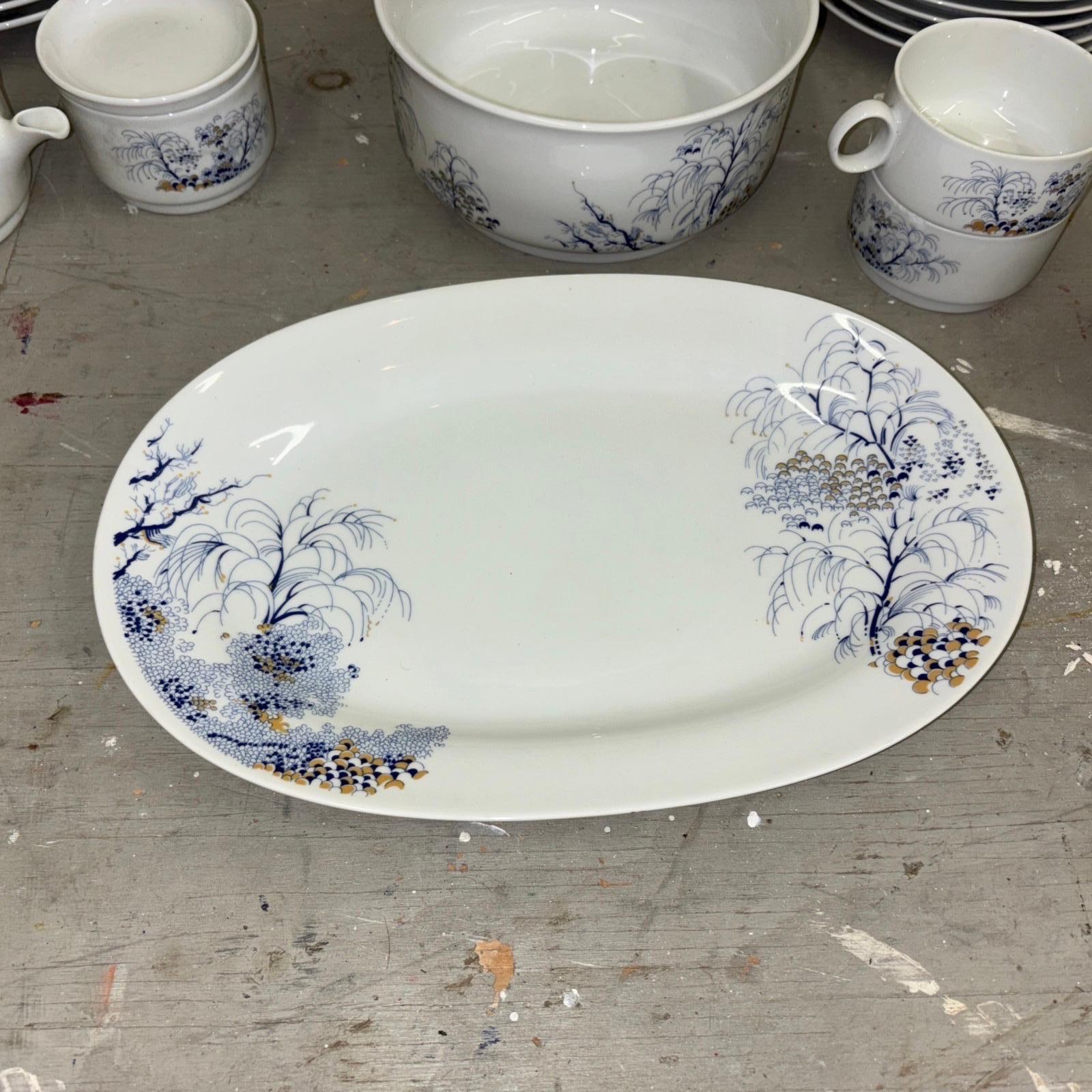 Richard Ginori 62 piece Porcelain Dinnerware Set!  Service for 10 plus extras in the Willow Pattern.  Set appears unused!  Overall very clean.  Beautiful Willow motif on a white background.