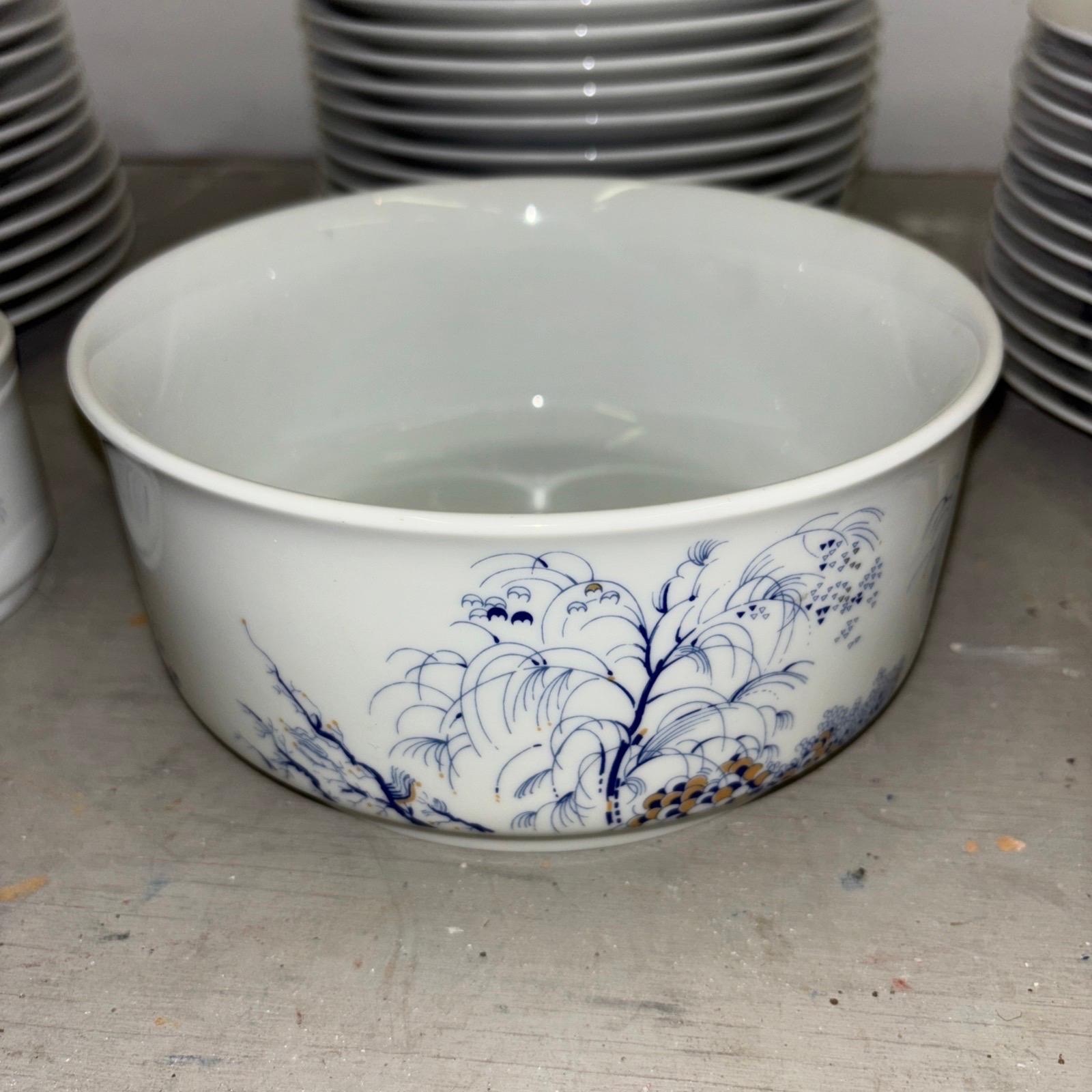 Richard Ginori Complete Willow Pattern Dinnerware Set In Good Condition For Sale In Philadelphia, PA