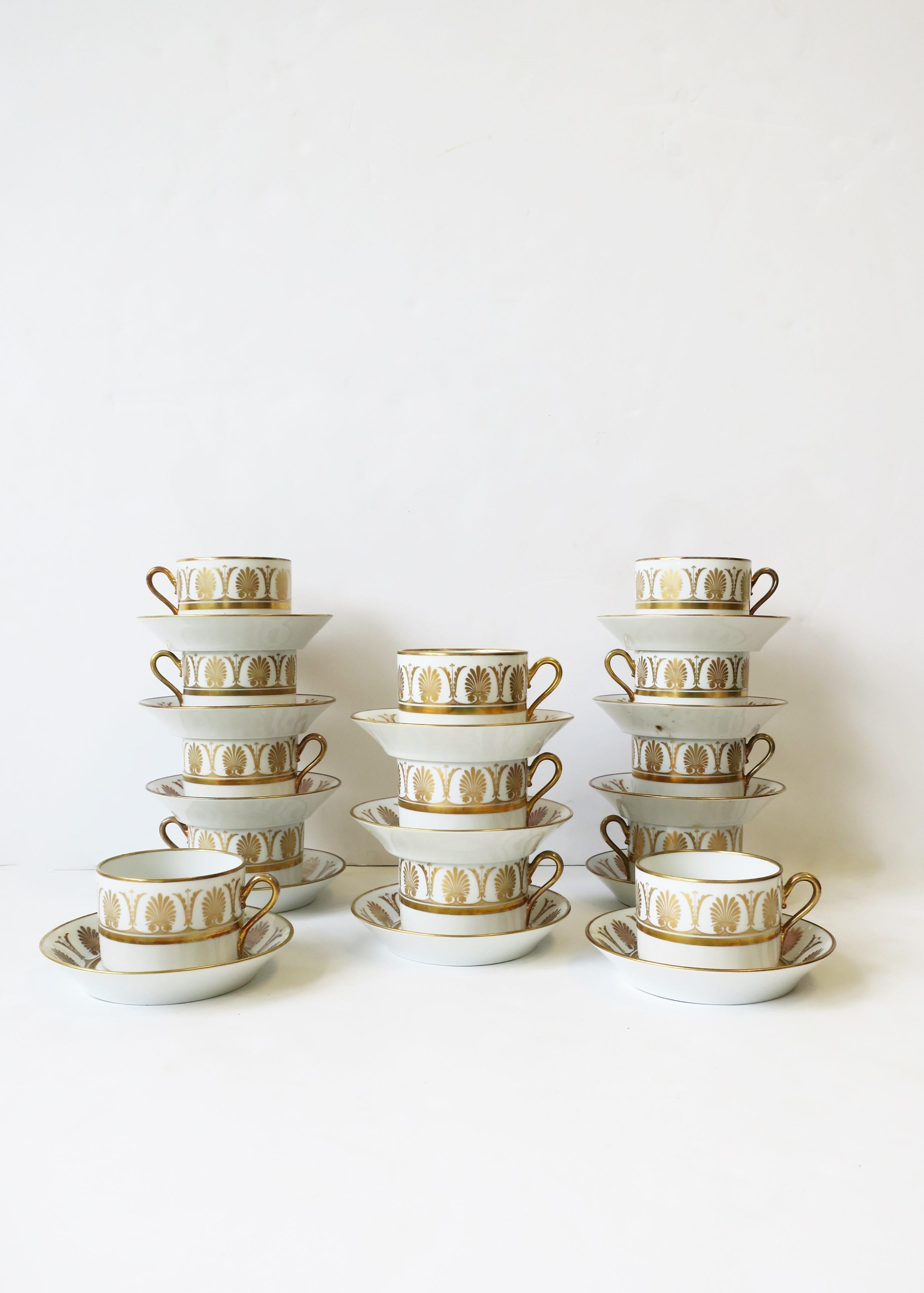 Richard Ginori Designer, Set von 12 italienischen weiß-goldenen Kaffee- oder Teebechern, Richard Ginori (Empire) im Angebot