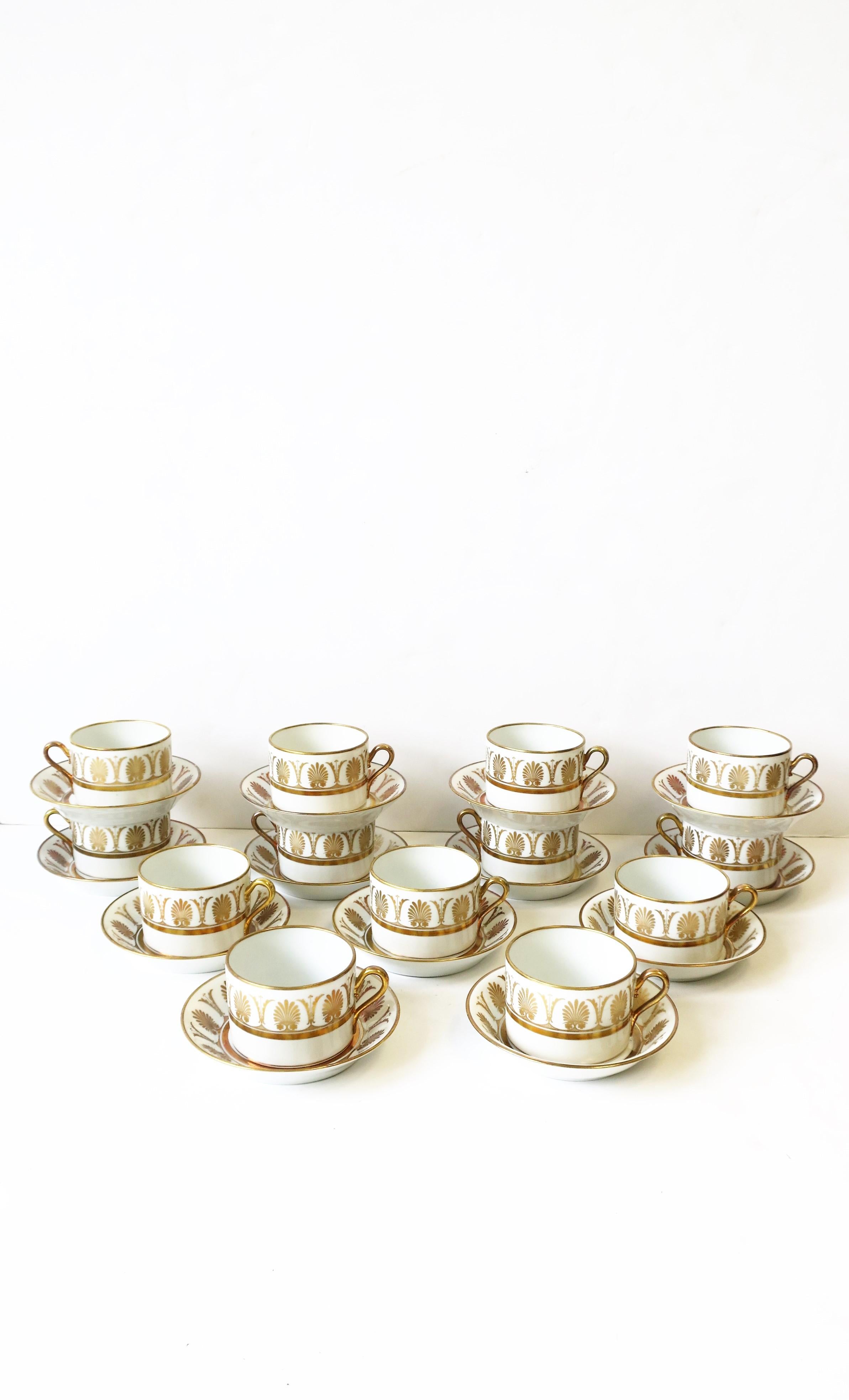 Richard Ginori Designer, Set von 12 italienischen weiß-goldenen Kaffee- oder Teebechern, Richard Ginori (Glasiert) im Angebot