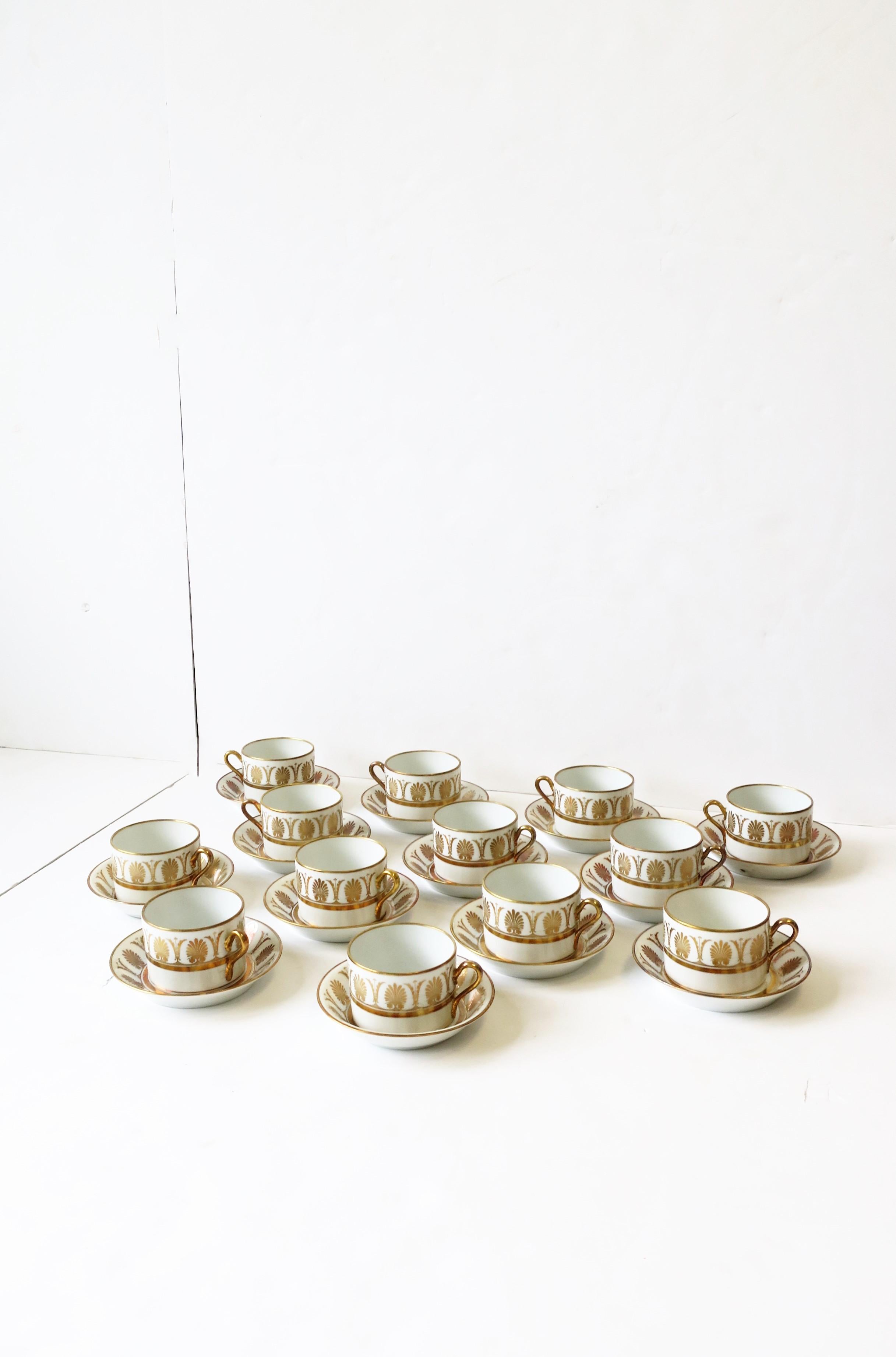 Richard Ginori Designer, Set von 12 italienischen weiß-goldenen Kaffee- oder Teebechern, Richard Ginori (Mitte des 20. Jahrhunderts) im Angebot