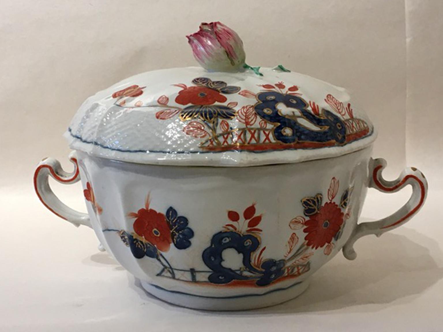 This model of covered cup is a broth cup, with the lid to maintain the broth temperature. 
This piece in porcelain has the very beautiful decor called ‘Coreano’ in red and blue. .A piece that is not easy to find. 
This piece has smaller losses on