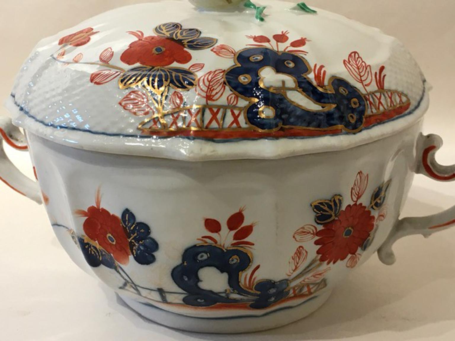 Italia A. Richard Ginori tazza coperta in porcellana del XIX secolo con decorazioni in rosso e blu In condizioni buone in vendita a Brescia, IT