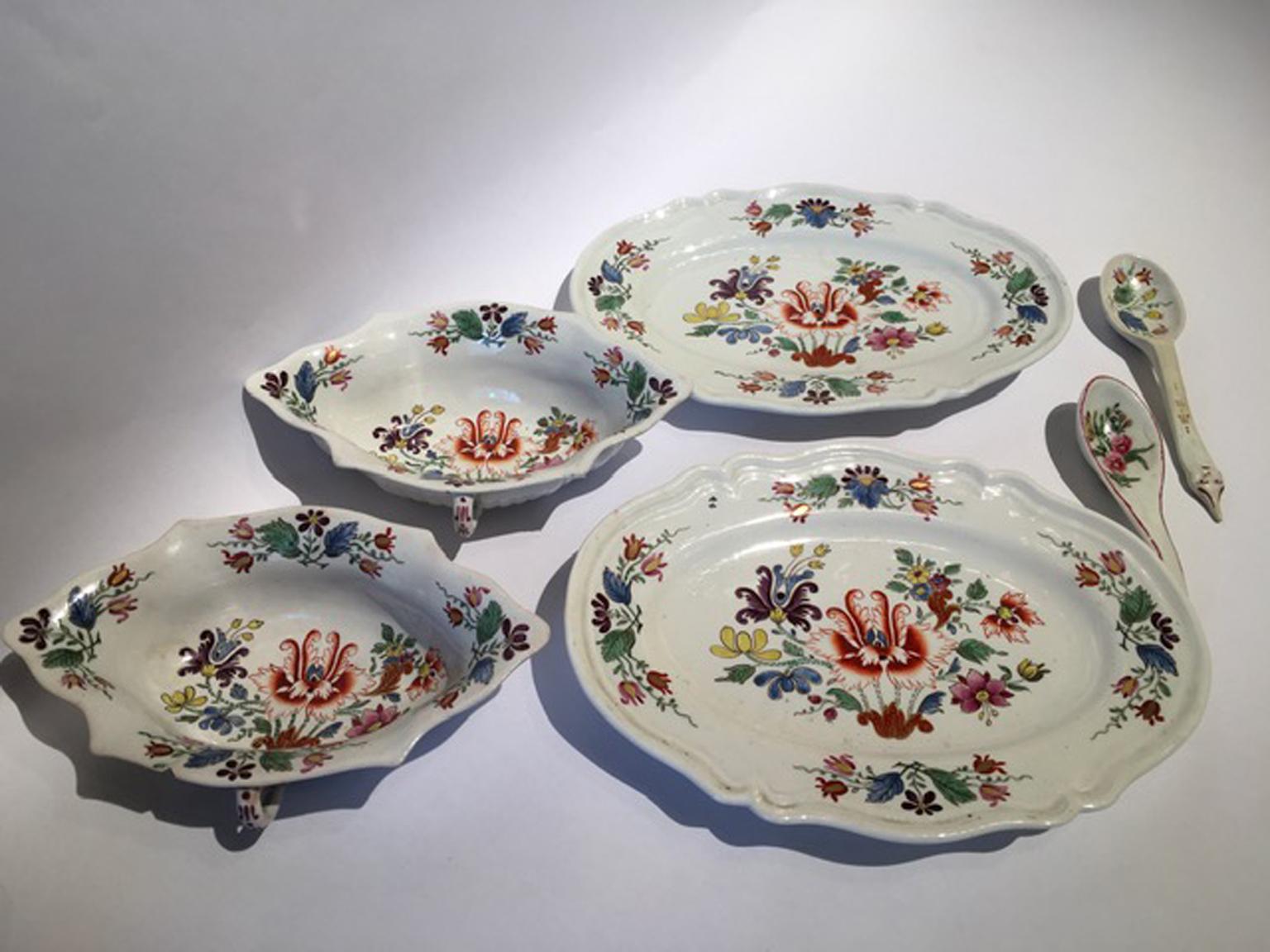 Italy Richard Ginori Late 18th Century Pair Porcelain Sauce Boats Tulip Decor For Sale 2