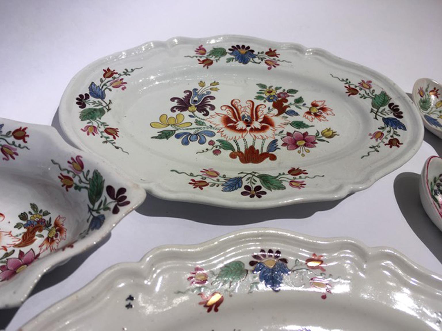 Hand-Crafted Italy Richard Ginori Late 18th Century Pair Porcelain Sauce Boats Tulip Decor For Sale